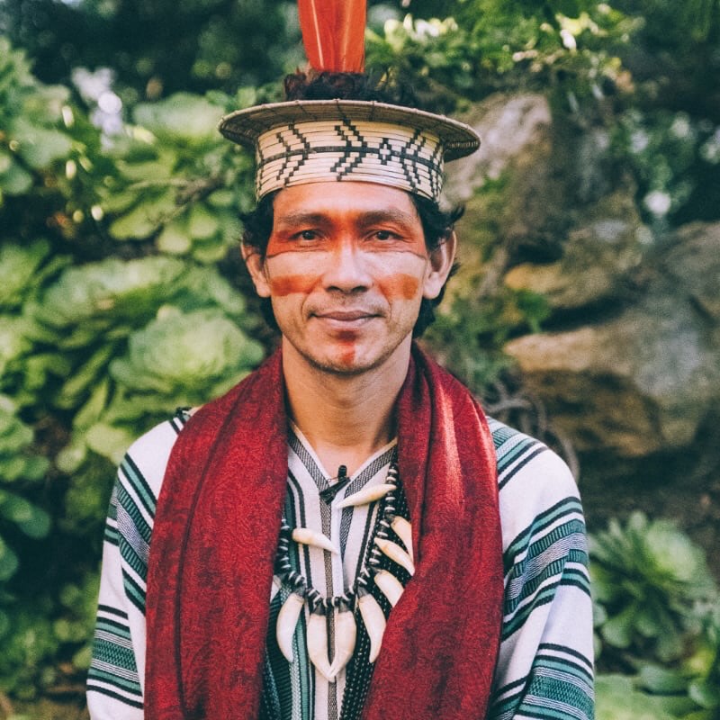 Sacred Leadership Immersion with @benki.piyako this October 🔥♥️🌱
It is a profound honor to host such a master teacher and world leader at @yacumamaecovillage
He is a globally recognized political and spiritual leader of the Asháninka people. He has lead a movement of reforestation and community development. Since the 1990s, Benki has collaborated with various organizations to restore degraded areas.
His work has inspired individuals and groups to strengthen their communities and build projects to protect the environment as a whole.
He will be accompanied by his family and we feel it is an auspicious time for the gift of their presence on this land while we are focusing intently on community and permaculture.
You are invited to a profound journey of knowing one’s self on a deeper level through sacred ceremony, ancestral wisdom traditions, embodiment and self enquiry practices. 🪶
This immersion is an opportunity to connect to nature and the stillness within.
From that place of stillness, new forms of leadership can emerge in a world desperately needing it.
We look forward to welcoming you.
More detail in bio link 🔗
🌳 🌴 🌲 🌳🌴🌲🌳🌴🌲🌳🌴🌲