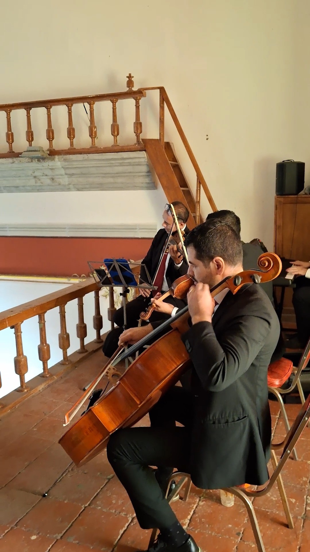 Hay canciones cuya letra toca fibras tan profundas del alma que los novios sueñan con escucharlas en el día más importante de sus vidas.
«Cara a cara» es una hermosa meditación sobre el encuentro personal con Dios. Aunque no pertenece al repertorio litúrgico tradicional de la Misa, momentos como la acción de gracias final, la meditación personal de los novios o la firma del acta abren un espacio para interpretar piezas de profunda inspiración espiritual.
Para esta ceremonia en la Parroquia de San Andrés Apóstol en Ajijic, vestimos esta pieza con la sobriedad y elegancia que el templo merece: una sonoridad de terceto de cuerdas, piano y voz de tenor que transformó el ambiente en un instante de pura contemplación.
Cuidar la liturgia y, al mismo tiempo, honrar la sensibilidad y los deseos del corazón de los novios es la esencia de nuestro trabajo.
