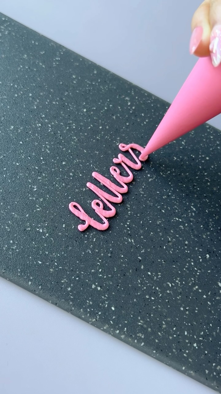 Comment “LETTERS” to learn how to pipe like this! ✍🏻