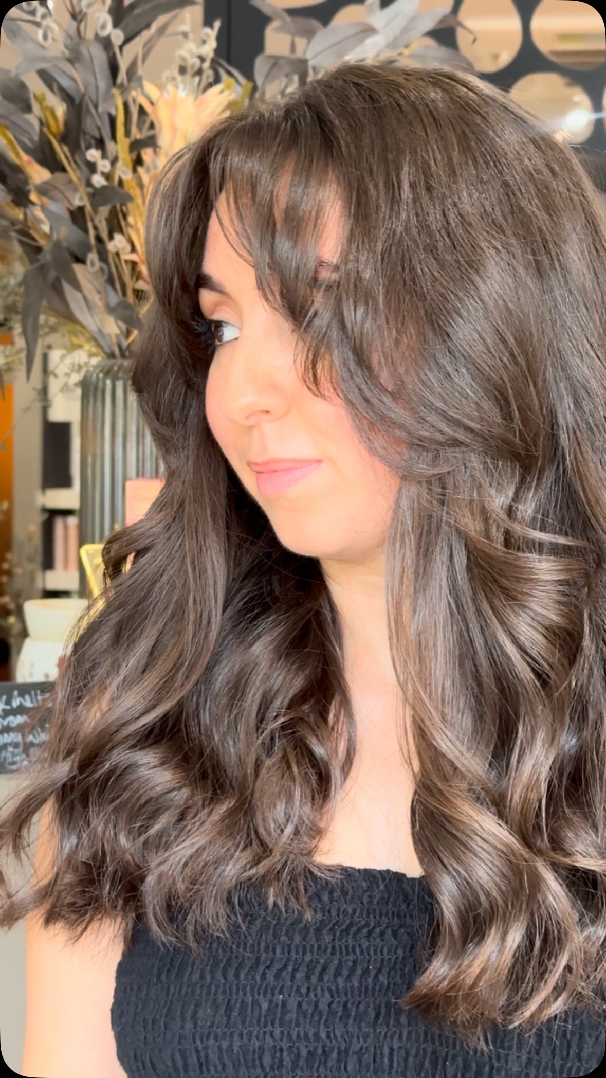 When I saw this ladies beautiful hair I couldn’t let her leave without video evidence !
This is the absolutely dream head of hair 😍😍😍 all hers and naturally curly ! Although Lucia gave her a gorgeous glam cut and blowdry so this isn’t her natural wave.
Hand me the @myorganics_officialuk hair growth products and rosemary scalp oil right now. I’m on a mission 😂
#hairsalon #longhair #hairgrowth #leicesterhair #brunettehair
