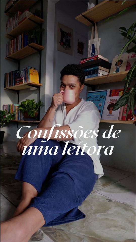 Depois dos 40, descobri que algumas coisas mudaram na minha relação com os livros.
✨Eu compro livros sabendo que provavelmente não vou ler tão cedo.
✨Tenho favoritos que não releio porque tenho medo de não sentir a mesma coisa.
✨Abandono livros sem aquela culpa que já me acompanhou por muito tempo.
✨Ainda julgo livro pela capa e aparentemente não aprendi nada com isso. 😂
✨E continuo acreditando, contra todas as evidências, que um dia vou ler tudo o que quero.
Mas talvez a maior mudança tenha sido outra: eu parei de achar que preciso provar que sou leitora.
Não preciso ler determinado gênero.
Não preciso terminar todos os livros.
Não preciso acompanhar todas as tendências.
Não preciso transformar minha estante em currículo.
Hoje, quero que a leitura seja encontro.
Que me faça pensar, rir, chorar, me incomode, me provoque ou simplesmente me faça companhia.
Porque depois dos 40 eu finalmente entendi que não preciso dar conta dos livros.
Eu só preciso encontrar as histórias que fazem sentido para mim.
Agora quero saber: qual é a sua maior confissão como leitora? 👀
Prometo não julgar. Talvez só um pouquinho. 😂
#Leitura #Livros #VidaDeLeitora #Leitores #Literatura EnsaiosDaNega