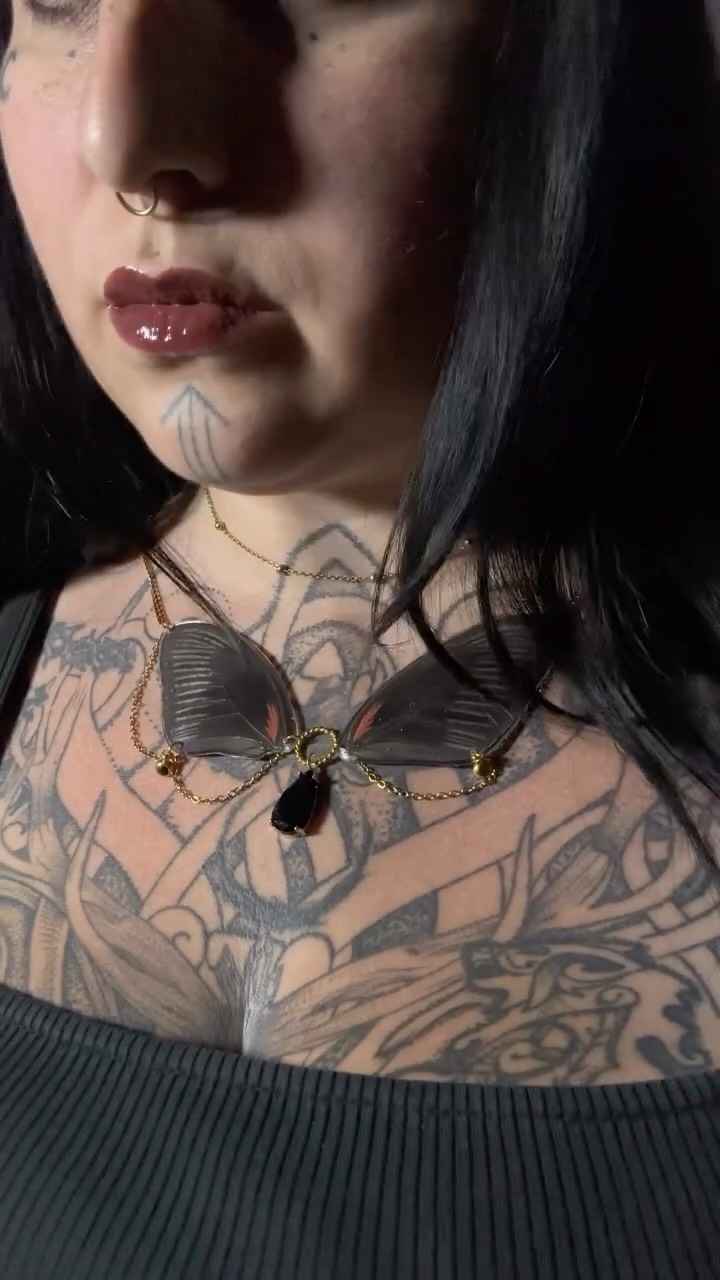 Imagine porter de vraies ailes de papillon autour du cou…✨🖤
Bijoux alternatifs curiosités faits main, bijoux insectes, papillons, victorien gothique, cabinets de curiosités, entomolog