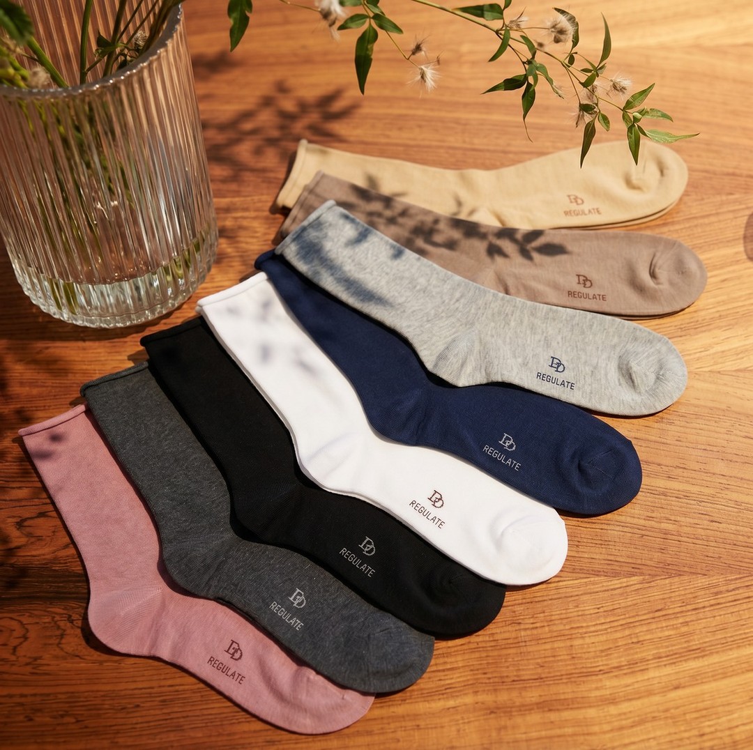 Une légèreté que l'on ressent. Une élégance qui vous accompagne. 🍃
Conçues pour la femme qui recherche le confort et la qualité dans chaque détail, ces chaussettes en lyocell favorisent la transpiration naturelle et aident à réguler l'humidité, offrant une agréable sensation de fraîcheur tout au long de la journée.
Disponibles en trois longueurs différentes, pour s'adapter naturellement à tous les styles et à toutes les occasions.
Un confort discret, conçu pour accompagner chacun de vos pas.
#doredore#hosiery#paristyle