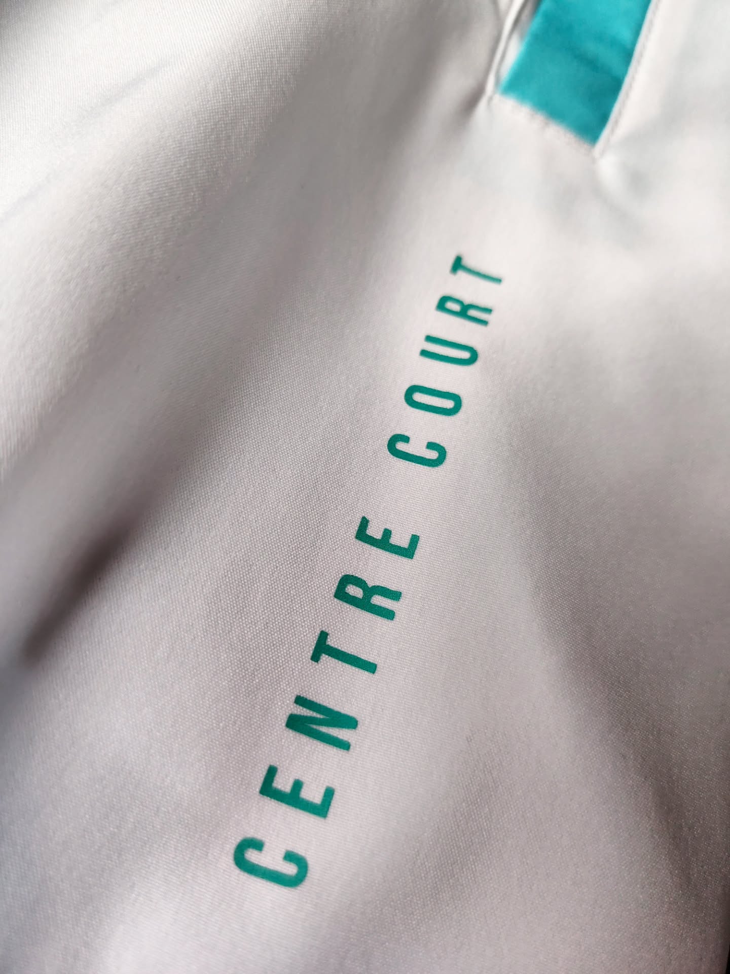C'EST SOUVENT SUR QUELQUES DÉTAILS QUE SE JOUE UNE VICTOIRE.
C'EST LA MÊME CHOSE POUR NOS VÊTEMENTS.
CENTRE COURT X @alius_ytb
Afin de célébrer la barre des 20 000 abonnés sur sa chaîne Youtube, nous avons décidé de marquer le coup en créant, en collaboration avec Alius, sa première tenue technique signature.
Ce kit parfait, aussi bien technique qu'esthétique, met en avant un design ambitieux tout en dégradé, ainsi que la couleur fetiche du joueur//youtubeur : le turquoise.
🚨 EXCLUSIVEMENT EN PRÉCOMMANDE SUR NOTRE SITE 🚨.
(Livraison entre fin septembre et début octobre)
CENTRE COURT s'associe au projet d'Alius, qui a décidé de se consacrer au tennis à 100% dès la rentrée en intégrant un programme pro.
Ce programme a évidemment un coût et nous avons décidé de lui créer des pièces uniques à cette occasion.
Pour chaque pièce précommandée, 5 € seront reversés dans la cagnotte qui servira à financer son courageux projet, le projet d'une vie. Il vous explique tout en détail dans cette vidéo : https://youtu.be/Qo9fWkbpw04?si=WpsmA3FV7g0gyb_g.
---------------------🎾🎸--------------------------
SHOP NOW :
www.centrecourt-tennisapparel.com
ROCK'N'ROLL TENNIS IS NOT DEAD 🎾🎸
CENTRE COURT EST UNE MARQUE FRANÇAISE 🇫🇷