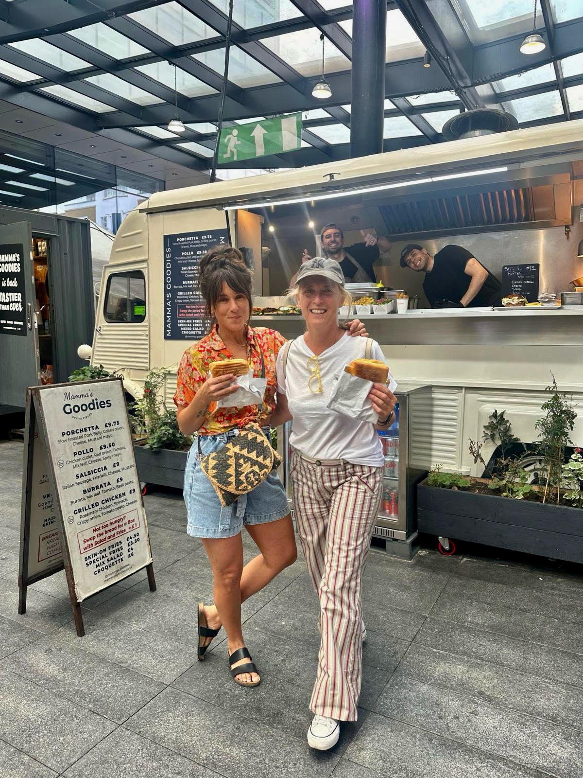 This is why we show up every single day —
for moments exactly like this 🫶
Thanks @lopez_laetitia
Come make yours 📍 Spitalfields Market
🛒 mammasgoodies.co.uk
🛵 Deliveroo — link in bio
#MammasGoodies #BestPorchettaInLondon
#SpitalfieldsMarket #italiansandwich