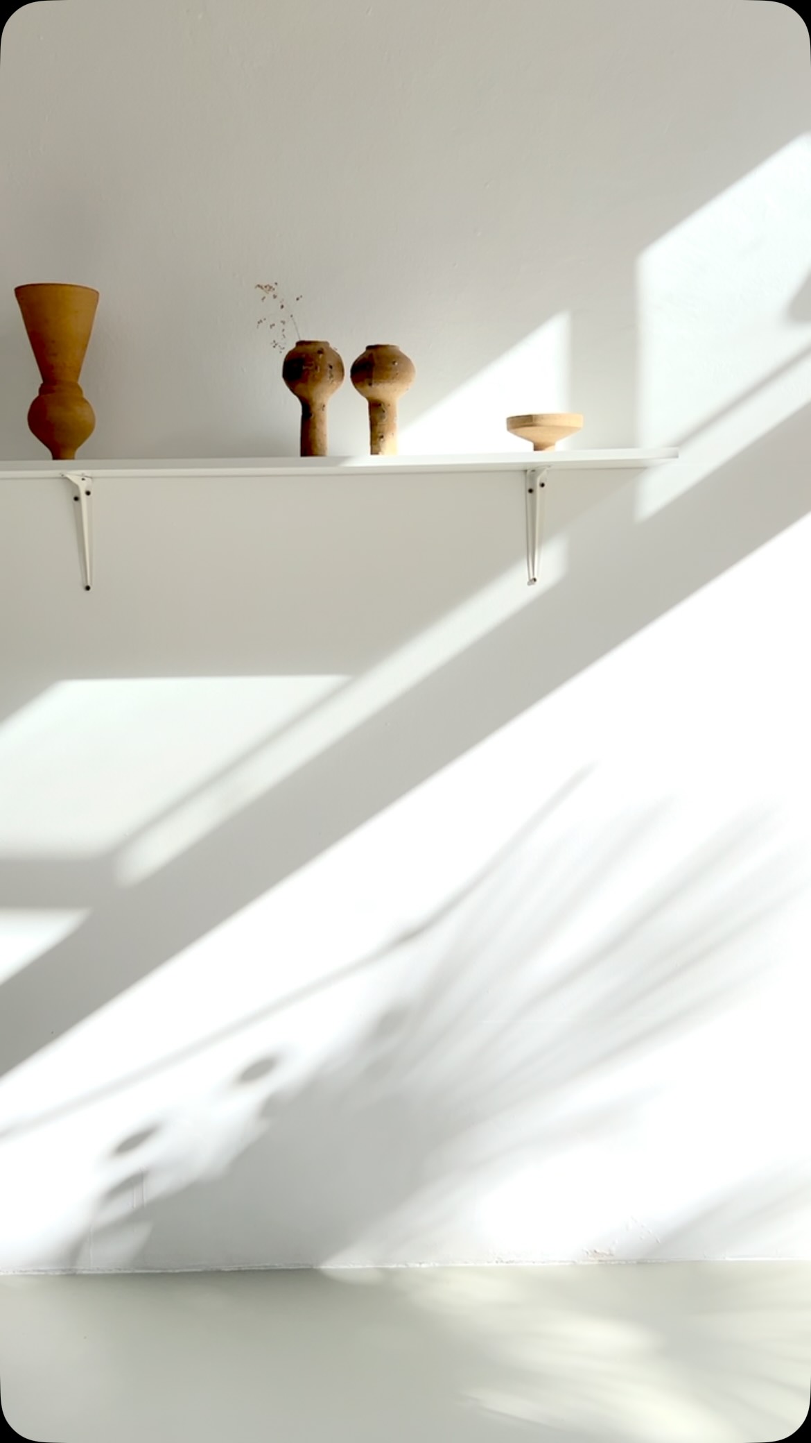 Weiß.
Licht.
Raum.
Und Zeit.
Ein Ort, an dem Gedanken leiser werden und neue Ideen Raum bekommen.
Ein Ort zum Ankommen, Durchatmen und Gestalten.
Workshops: cl-ay.de
·
White.
Light.
Space.
And time.
A place where thoughts grow quieter and new ideas have room to unfold.
A place to arrive, breathe, and create.
Workshops: cl-ay.de
#stilleben
#Drehscheibe
#Atelierleben
#weiss
#keramikobjekte