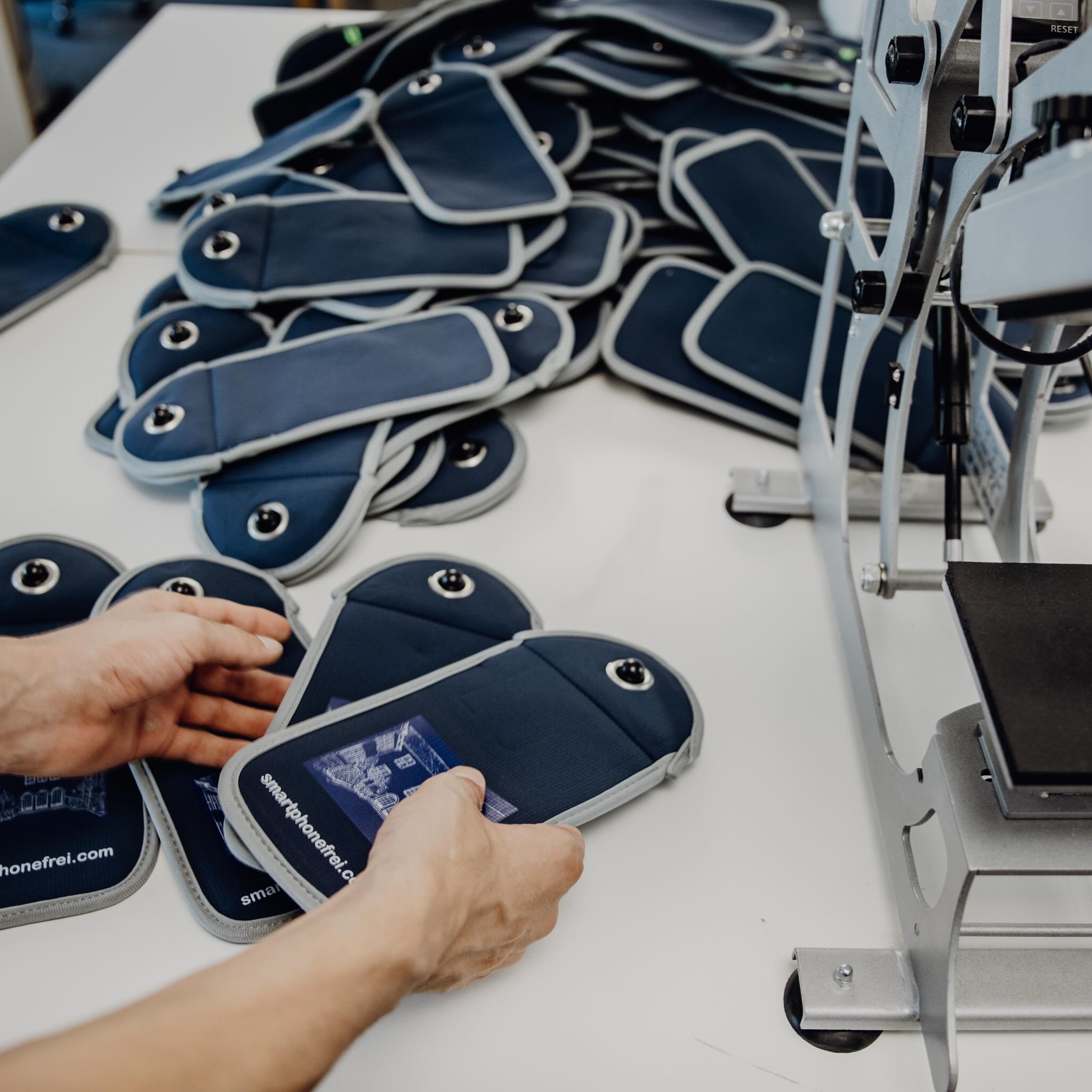 Echte Handarbeit aus 🇩🇪, denn unsere smartphonefrei.com 🌈 Handytaschen werden in unserer Manufaktur in Meckenheim bei Bonn in echter Handarbeit für Eure Schulgemeinde bedruckt & veredelt. Zögert nicht uns Eure Gestaltungs- und Logowünsche mitzuteilen.