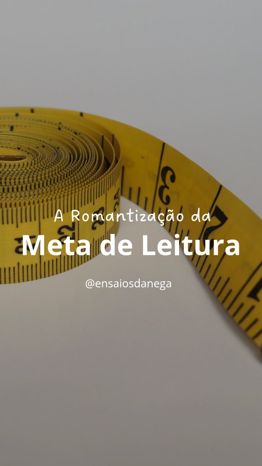 Tem uma coisa que comecei a perceber nas minhas próprias leituras: às vezes a gente termina um livro maravilhoso e, antes mesmo de conseguir sentir saudade dele, já está pensando no próximo.
Quantos livros ainda faltam?
Qual vai ser a próxima leitura?
Será que vou conseguir bater minha meta?
E eu comecei a me perguntar: quando foi que a gente passou a contar tanto os livros que quase esquecemos de viver as histórias?
Não tenho nada contra metas de leitura. Se elas te divertem, te motivam e ajudam a descobrir novos livros, ótimo. Mas acho perigoso quando o número começa a ocupar mais espaço do que a experiência.
Porque um livro de 500 páginas não precisa valer mais do que um de 100. Uma leitura que levou um mês não é menos importante que aquela que você terminou em dois dias. E passar algumas semanas sem conseguir terminar um livro não diminui em nada a sua condição de leitora.
Tem história que precisa de tempo.
Tempo para ser lida.
Tempo para ser sentida.
E, principalmente, tempo para ficar.
Eu não lembro quantos livros li em determinados meses. Mas lembro de personagens que continuam comigo, de histórias que mudaram alguma coisa em mim e de livros que ainda hoje me fazem pensar.
No fim, talvez eu prefira lembrar dos livros que me encontraram do que simplesmente contar quantos passaram pela minha estante.
E você? Quando termina um livro, já corre para o próximo ou gosta de ficar um pouquinho naquele universo antes de ir embora? 📚
#Leitura #Livros #Leitores #VidadeLeitora #EnsaiosDaNega