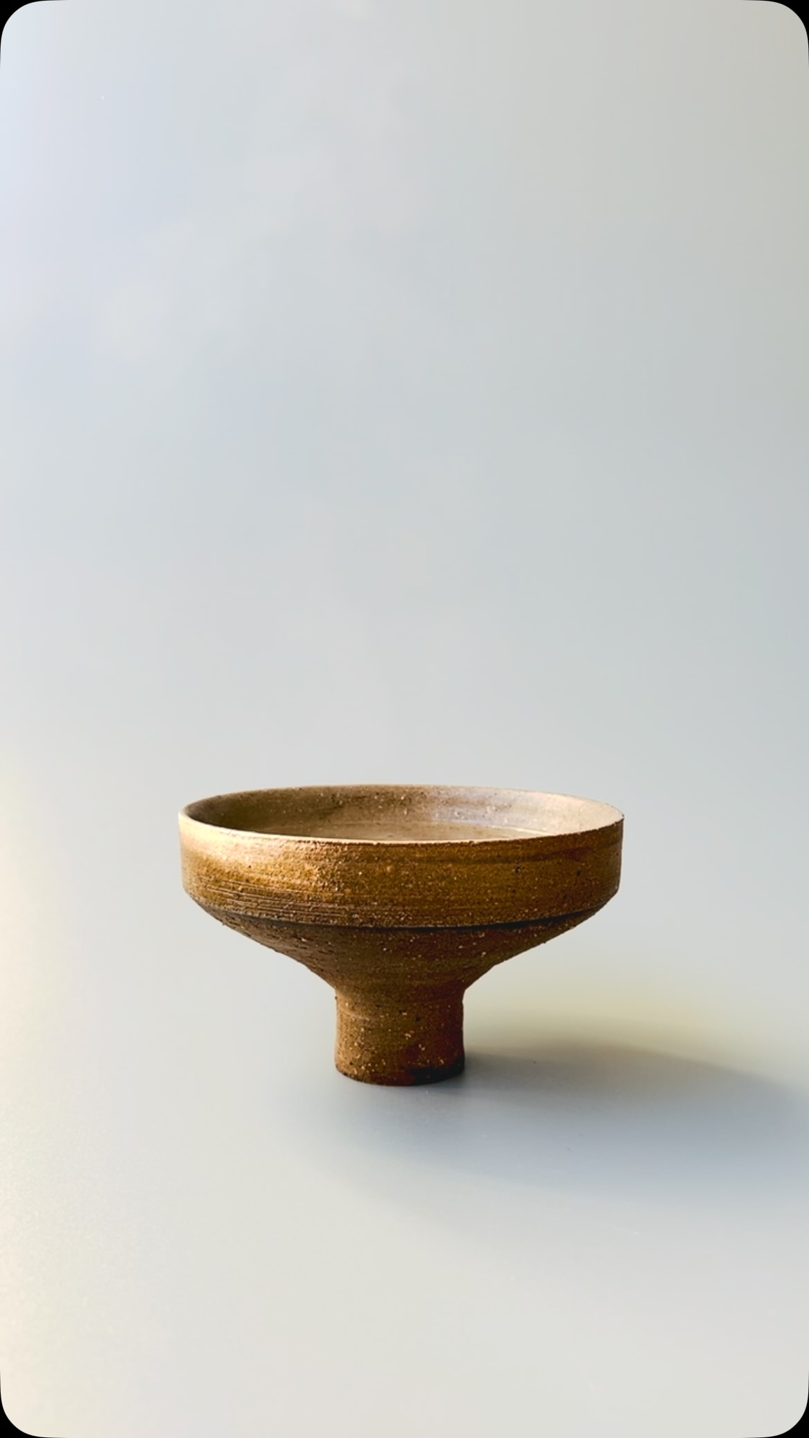 Tee ist mehr als ein Getränk. Ein Ritual, ein Moment der Ruhe. Man hält etwas Warmes in den Händen und nimmt sich Zeit.
Beim Drehen ist es ähnlich: Zu viel Druck – die Form verschwindet. Zu wenig – sie entsteht gar nicht. Ein leises Zusammenspiel aus Aufmerksamkeit und Gefühl.
Die Tasse, die ihr formt, wird später euren Teemoment begleiten. Kleine Unregelmäßigkeiten machen sie besonders – ein Ruheanker im Alltag, der an den Moment erinnert. Achtsam.
Workshops:
ZEN·trier Dich. TEE
29.8, 19.9, 10.10, 21.11 oder 05.12
Drehe deine Teetasse: cl-ay.de
W O R K S H O P S
Tea is more than a drink. A ritual. A moment of calm. You hold something warm in your hands and take your time.
Pottery is similar: Too much pressure – the shape disappears. Too little – it never forms. A subtle interplay of attention and feeling.
The cup you shape will later accompany your tea moment. Small imperfections make it special – a quiet anchor in daily life, reminding you to pause. Mindfully.
Workshops:
ZEN·ter Yourself. TEA
29.8, 19.9, 10.10, 21.11 or 05.12
Shape your own tea cup: cl-ay.de
#Tee
#Drehscheibe
#achtsamkeit