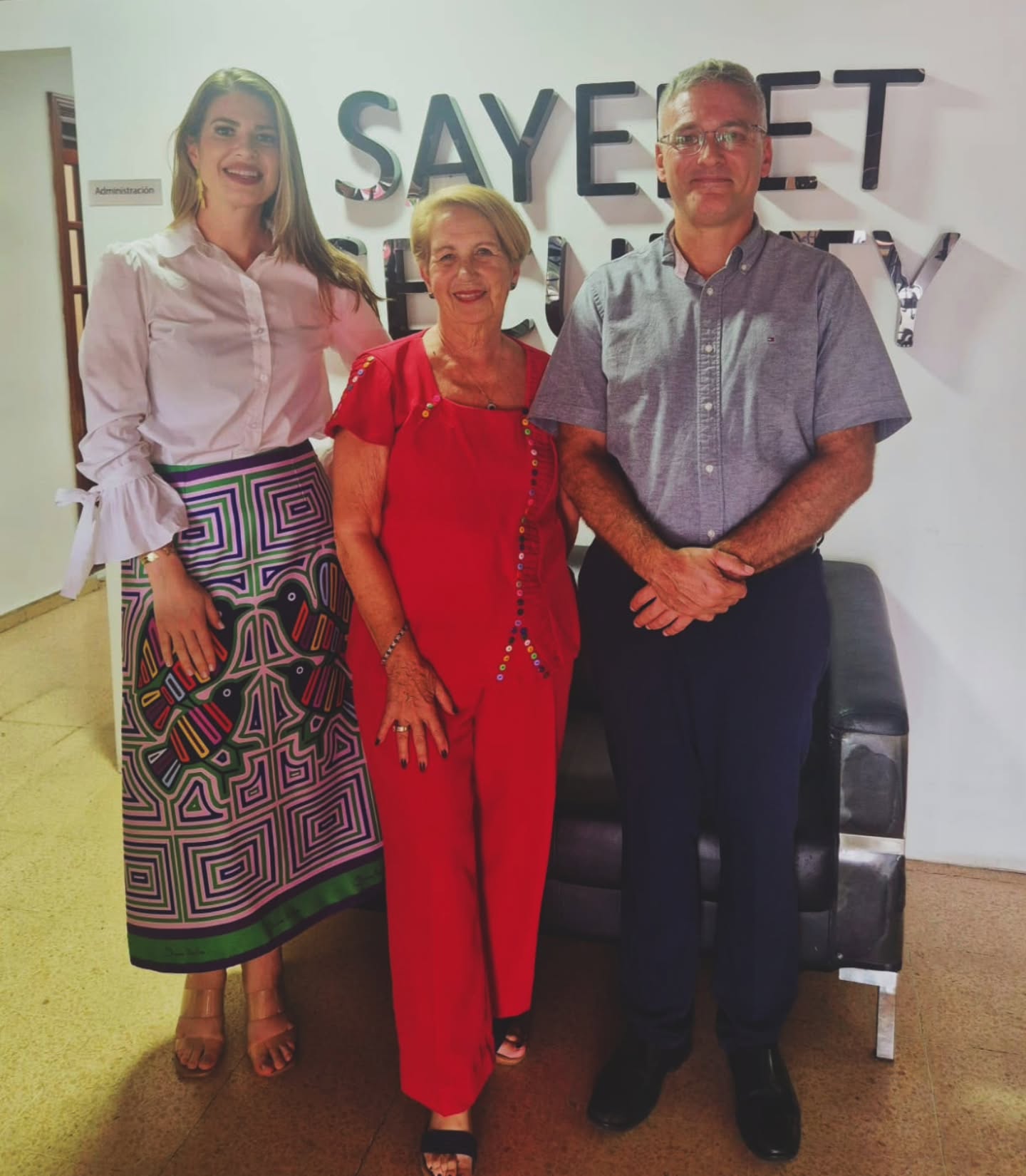 La presidenta de APEDE Capítulo de Chiriquí, Gisela Otero de Socarraz, junto a la socia Ana Lucía Soto, sostuvieron una reunión de cortesía con el Sr. Albert Leikin, presidente de la Cámara de Comercio de Israel.
Durante el encuentro se intercambiaron ideas sobre oportunidades de cooperación y fortalecimiento de las relaciones entre ambas organizaciones, con el propósito de promover iniciativas que impulsen el desarrollo empresarial, el intercambio de conocimientos y la generación de alianzas estratégicas de beneficio mutuo.
Esta reunión reafirma el compromiso de APEDE Capítulo de Chiriquí de continuar estrechando vínculos con organismos nacionales e internacionales que contribuyan al crecimiento económico y al fortalecimiento del sector empresarial.