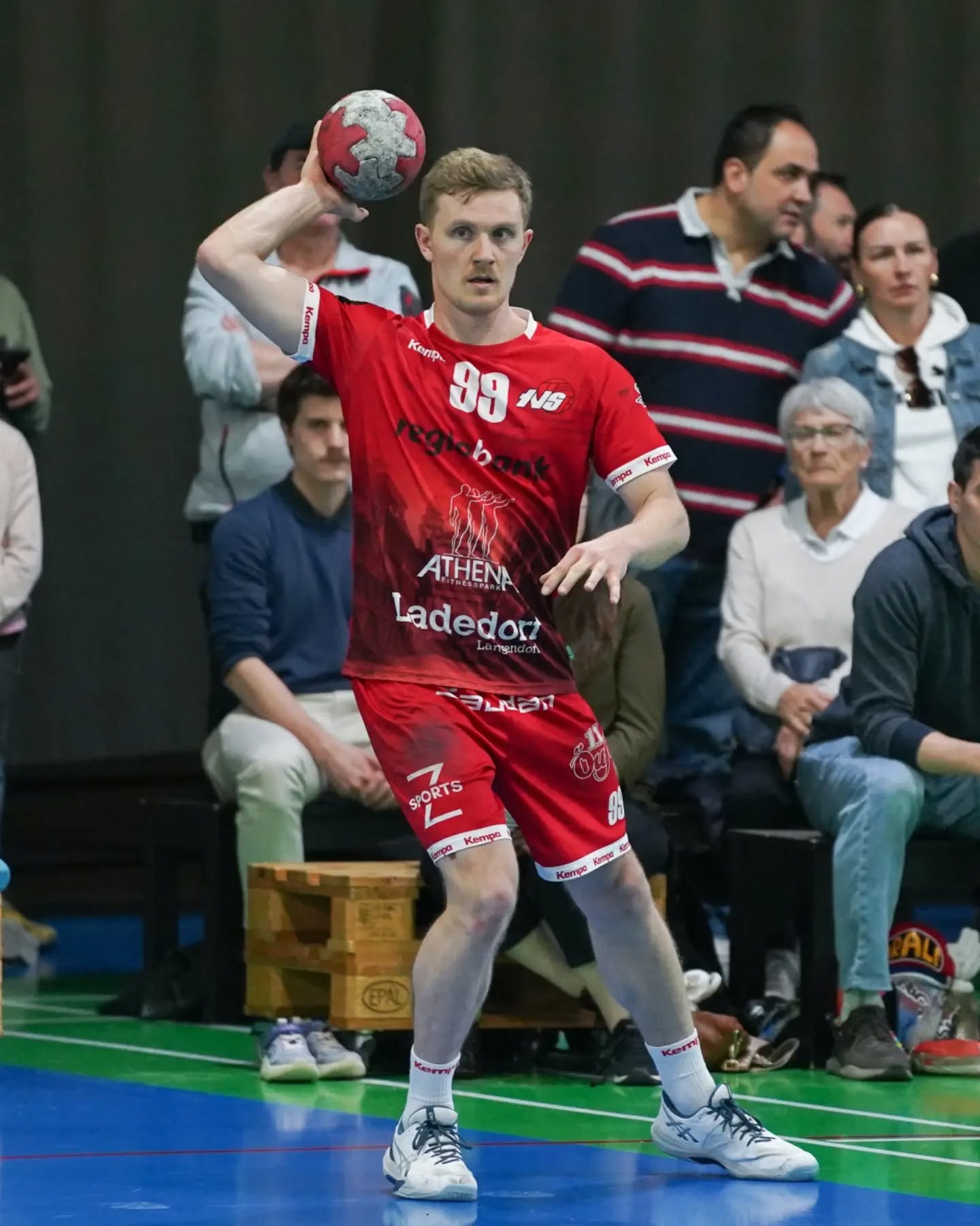 Danke, Malle! 🇸🇪
Malcolm ist vor einigen Jahren aus Schweden zum TVS in die NLB gestossen und seither ein fester Bestandteil unseres Vereins.
Nun wartet auf ihn eine neue Herausforderung: Malcolm wechselt zum TV Dagmersellen, wo er künftig als spielender Co-Trainer auflaufen wird.
Für ihn bietet sich die Gelegenheit, seine Erfahrung weiterzugeben, sich als Trainer weiterzuentwickeln und gleichzeitig eine neue Rolle als Spieler einzunehmen.
Mit Malcolm verlieren wir einen erfahrenen Teamplayer, der sich nicht nur auf dem Feld, sondern zuletzt auch als Trainer unserer U19 für den TVS eingesetzt hat.
Malcolm, danke für deinen Einsatz und die gemeinsame Zeit beim TVS. Wir wünschen dir für deine neue Aufgabe in Dagmersellen viel Erfolg.
Und wie du selbst gesagt hast: "Der Ausländer kommt zurück..."