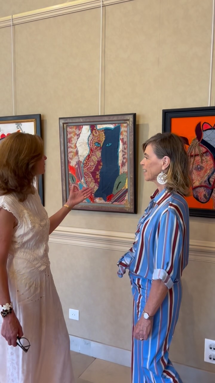 Hier soir avait lieu le vernissage de l’exposition Eskun Esku, au Pays basque, où Hizelaya, une artiste dont je vous parle souvent, présente une nouvelle série de collages. Elle expose main dans la main avec trois autres artistes : Véronique d’Arcangues, Chantal Requichot Zeller et Anne Giscard d’Estaing.
Hizelaya me parle ici de ses collages, de ses sources d’inspiration et des différents matériaux qu’elle utilise.
🎥 Premier chapitre de cet Instantané, que j’ai eu le plaisir de réaliser avec elle.
Exposition Eskun Esku au château de Larraldia à Villefranque jusq’au 20 août de 11h à 18h.
#artlovers #hizelaya #collages #exposition #paysbasque