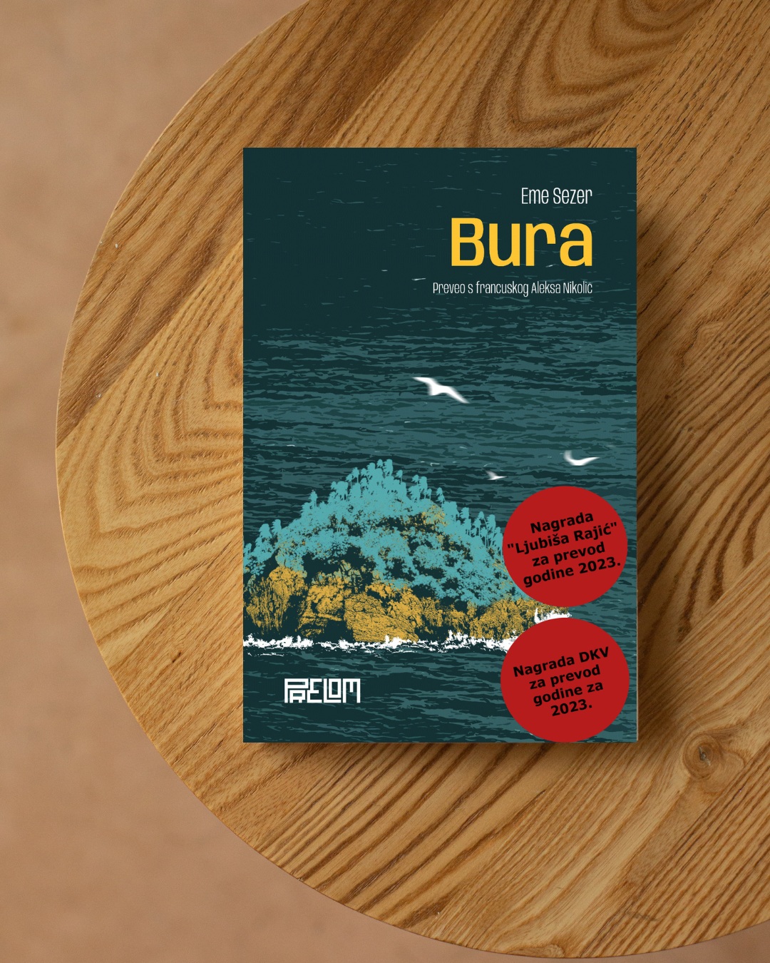 EME SEZER — BURA
Šekspirova Bura ispričana iz perspektive kolonizovanih.
U ovom klasiku frankofonog teatra Eme Sezer (Aimé Césaire) uzima Šekspirovu dramu kao predložak kako bi u jedan od kanonskih tekstova evropske kulture upisao novu, dekolonijalnu viziju sveta.
Kod Sezera, sukob Kalibana i Prospera više nije sukob „necivilizovanog“ čudovišta i mudrog evropskog vladara. To je borba ostrvskog domoroca protiv evropskog kolonizatora koji ostrvo, njegove stanovnike i njihov svet nastoji da podredi sebi.
Bura je zato pre svega drama Kalibanove borbe za potvrdu sopstvene čovečnosti — čovečnosti koju kolonijalni poredak mora da negira kako bi mogao da se uspostavi.
Ali glas pobune nije samo jedan. Uz Kalibana je i Arijel, drugi rob i drugačija vizija oslobođenja. Pesme slobode su mnoge — ali vodi li svaka do istinskog rušenja starog, kolonijalnog sveta?
Kaliban veruje u svoju pesmu.
Ona je nova bura.
Prevod: Aleksa Nikolić
📖 109 strana | 2023.
Cena: 700 dinara
Knjigu možete naručiti porukom preko naše stranice ili na prelom.ns@gmail.com.