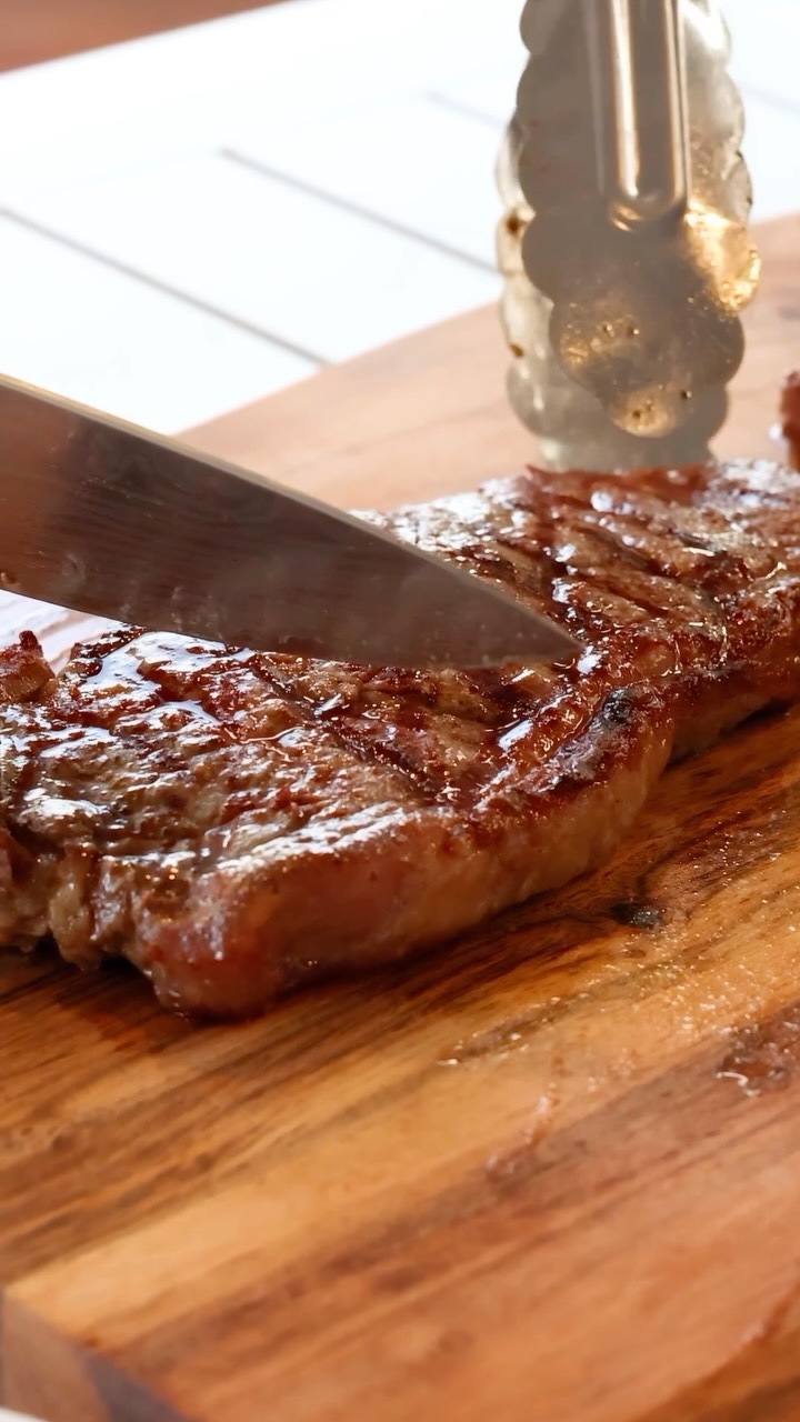 Tem coisa que a gente começa a comer com os olhos. 🤤🥩
Picanha suculenta, preparada na hora e no ponto para transformar qualquer hora em hora de comer bem.
Porque quando bate aquela vontade de uma boa carne, o relógio é o que menos importa. 😉
📍 Norte Sul 24 Horas - Rodoviária de Londrina
🕐 Aberto 24 horas, todos os dias.
🛵 Peça também pelo iFood
📞 (43) 3337-7878
#NorteSul24Horas #Londrina #Picanha #Restaurante24Horas #ComidaBoa