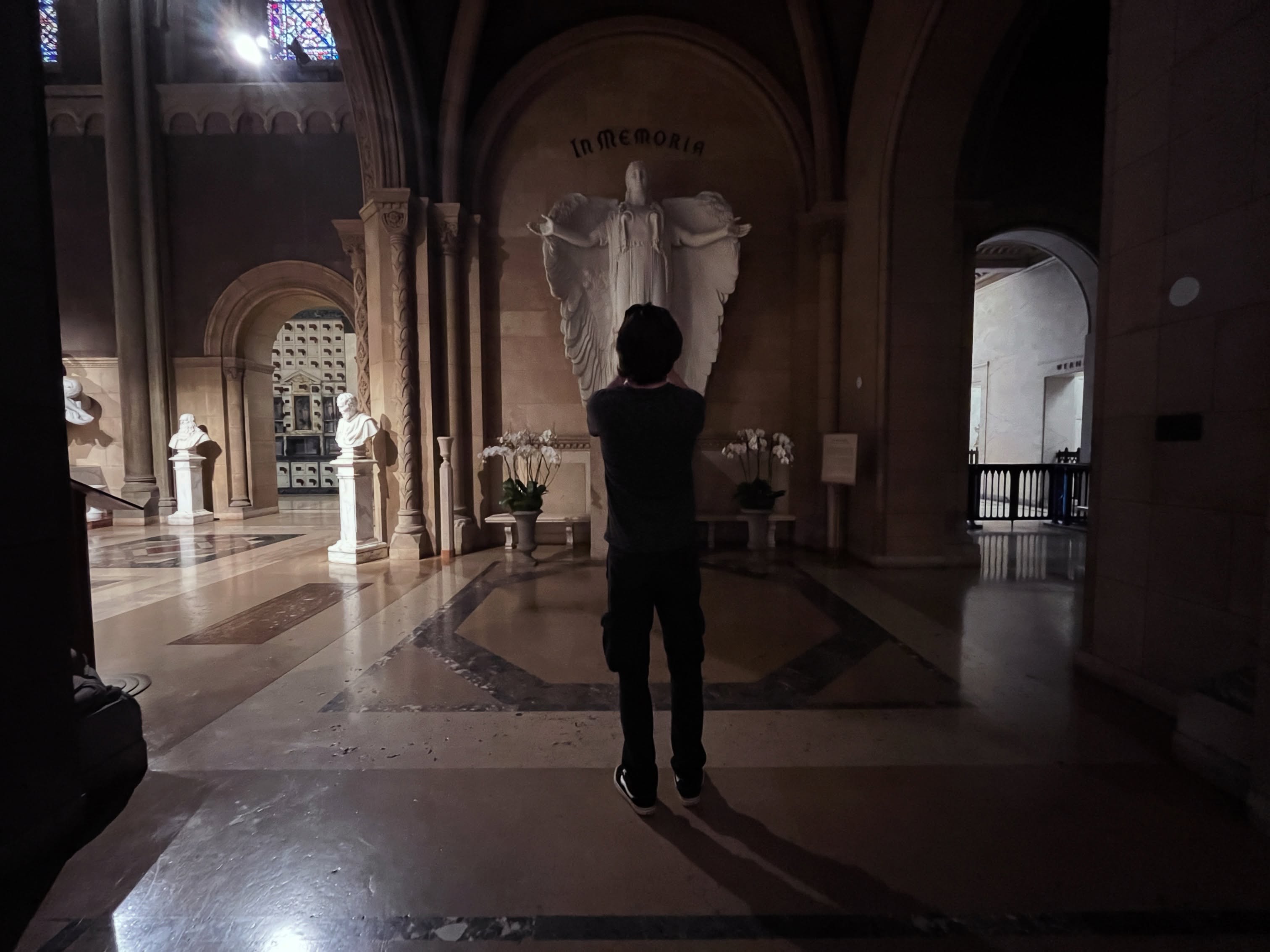Visiting the grave of Elizabeth Taylor… some of the lights out in the Great Mausoleum. Quite a vibe.
1st photo by @matthewdwittmer
.
#mausoleum #famousgraves #cemetery #oldhollywood