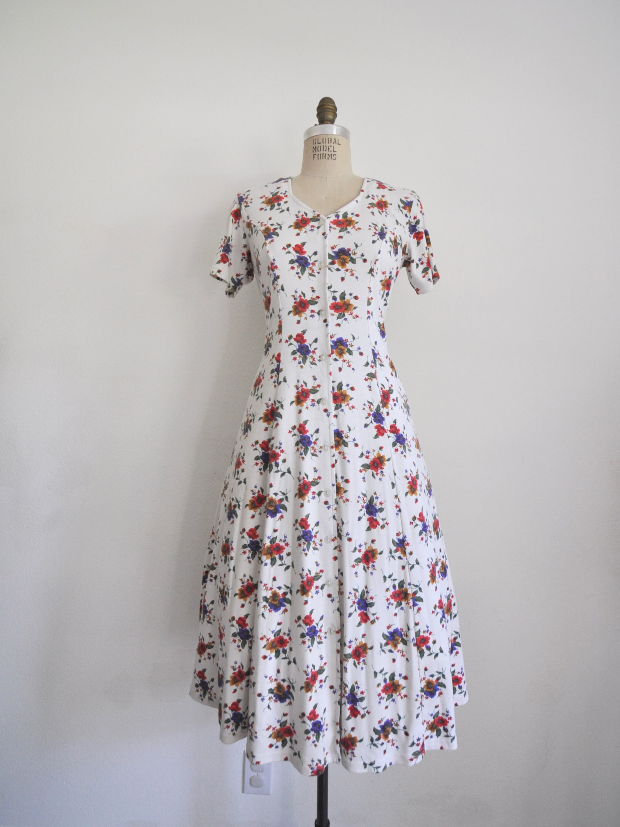 Link in my bio to shop! 1990’s floral dress. Cotton blend. Functional buttons, back corset style ties to cinch. Light pilling consistent with age. Bust: 42” Waist: 36” Length: 47” Sleeve Width: 13”
