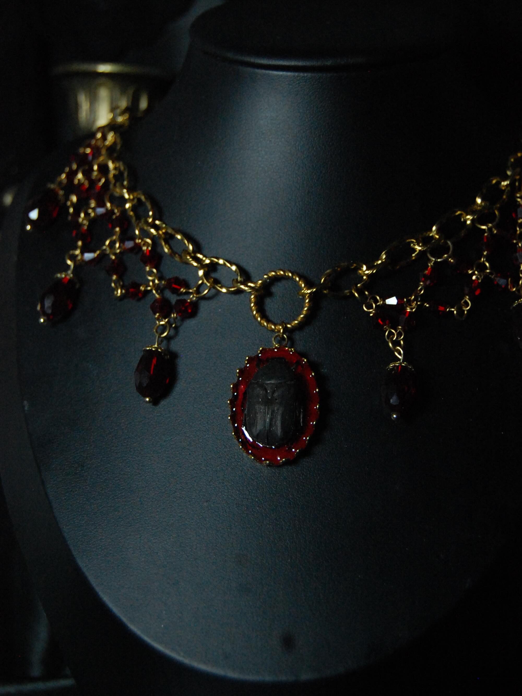 𝕮𝖊𝖙𝖔𝖓𝖎𝖆 𝕺𝖗𝖓𝖆𝖒𝖊𝖓𝖙𝖚𝖒
Collier dentelle de perles en verre facettées rouge orné d’un scarabée cétoine noir🖤🪲
Source éthique🌿
Adopté🖤
✥
Bijoux curiosités faits main, bijoux insectes, scarabée, bijoux victorien gothique, entomologie, cabinets de curiosités