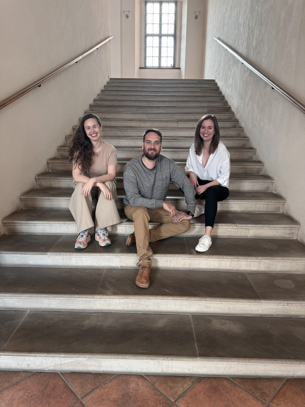 Dizajntrh Olomouc je zpátky!
Po roce pauzy začínáme nový příběh – s novým týmem, čerstvou energií a nezměněnou vášní pro design, ruční práci a společná setkání.
Olomoucký Konvikt se znovu otevře 21. a 22. listopadu 2026.
Tři patra plná místních tvůrců, autorské módy, šperků a originálních nápadů.
Prostor, kde se setkáv
