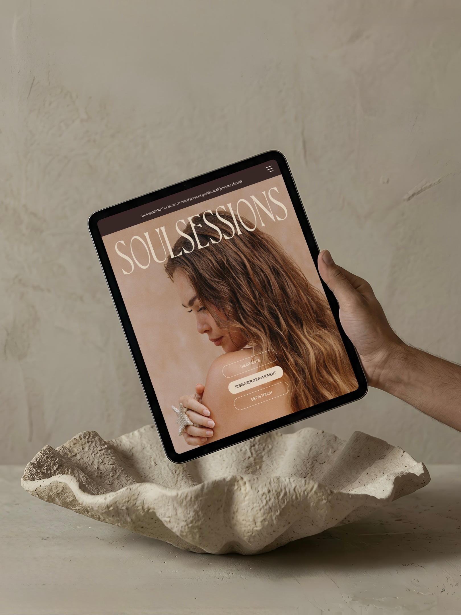 Hair that feels like nature intended. Effortless, healthy, and uniquely yours.
Welkom bij SoulSessions: een privé haarsalon in Velp waar het niet alleen draait om knippen, maar om veel meer dan dat. In mijn salon voelt het alsof de tijd even vertraagt. Hier is nog de ruimte om écht te kijken, af te stemmen en zonder haast te werken, zodat aandacht niet iets extra’s is, maar de basis van iedere sessie.
__
De afgelopen maanden hebben we met een heel mooi team gewerkt aan de rebranding van SoulSessions.
Jayne droomde er al lange tijd van om haar merk tot in de puntjes uit te werken en alles helemaal kloppend te maken. Een merk dat niet alleen mooi voelt, maar ook precies vertelt waar SoulSessions voor staat.
Gaandeweg kwamen precies de juiste mensen samen en ontstond er iets waar we ontzettend trots op zijn. En nu is het zover: soulsessions.studio is live!
Neem zeker een kijkje op de nieuwe website en laat ons vooral weten wat je ervan vindt. 🤍
Branding & design: @mandy.lome / @studiohaume
Copywriting: @kukua.nl @hazey.jayne
Website development: @studioseren.nl
App: @rumcosan
Fotograaf: @may.may.images
Modellen: @zoevanzaal @yesyesyuki