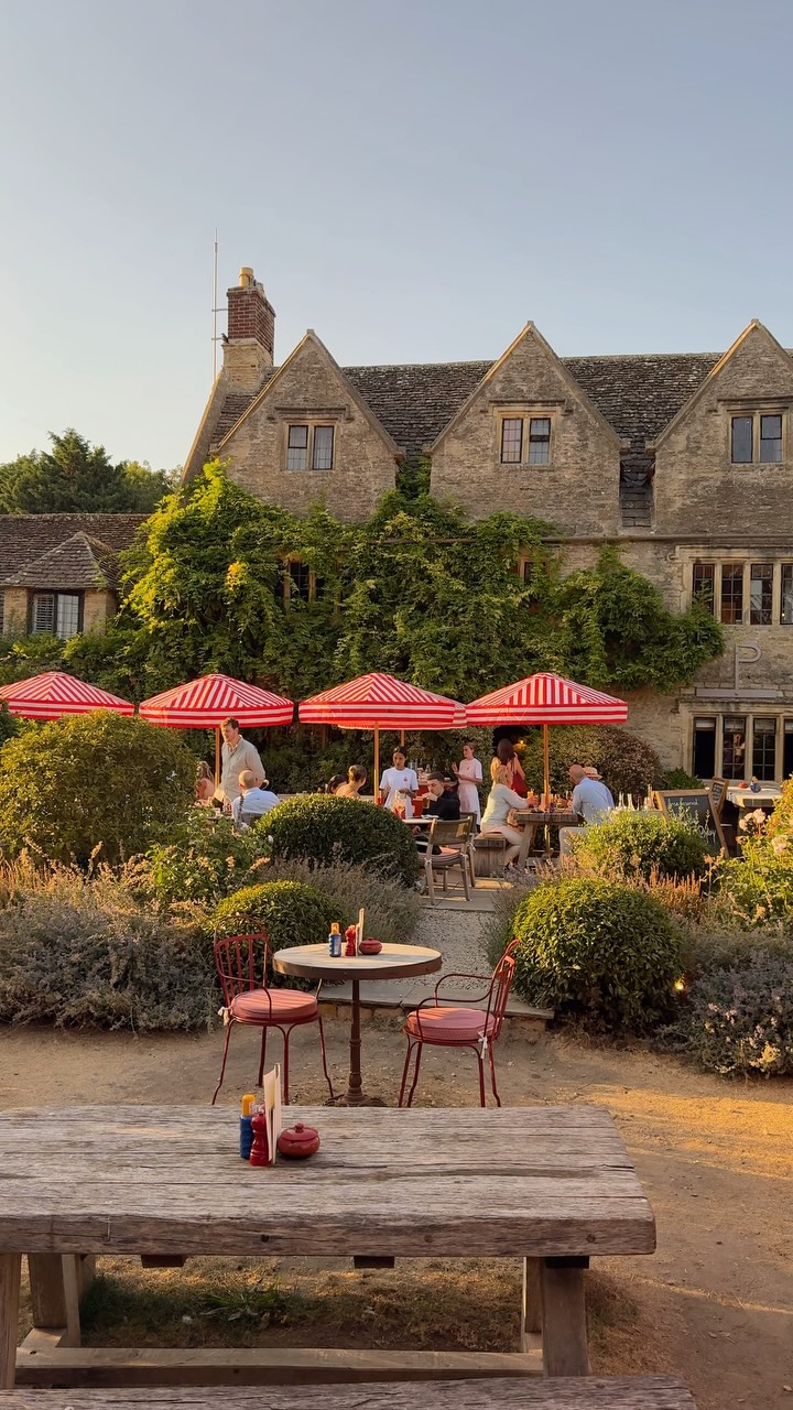 the most beautiful pub in the Cotswolds β₯οΈ
soon on @aevasionn
.
.
cotswolds | england | inghilterra | best pub | best stay | summer | uk | english summer | english countryside | travel guide | slow life | travel tips | best hotels | vita lenta | United Kingdom
#thecotswolds #englishsummer #englishcountryside #bestpub