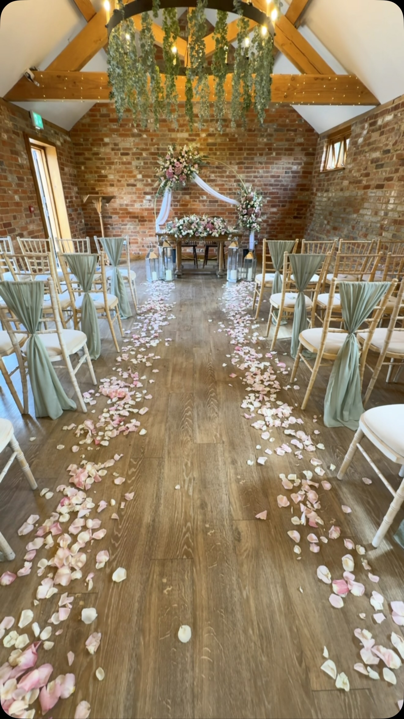 Such a pretty wedding for Sally & Gary @aptonhall
Dusky Pink and White looks so beautiful with Sage Green.
Sally chose Green/Pink Hydrangea, Faith Roses, Royal Porcelina Spray Roses, White Freesia, Pink Astilbe, White Lisianthus, White Stocks & a pop of Eucalyptus
Congratulations to you both xx