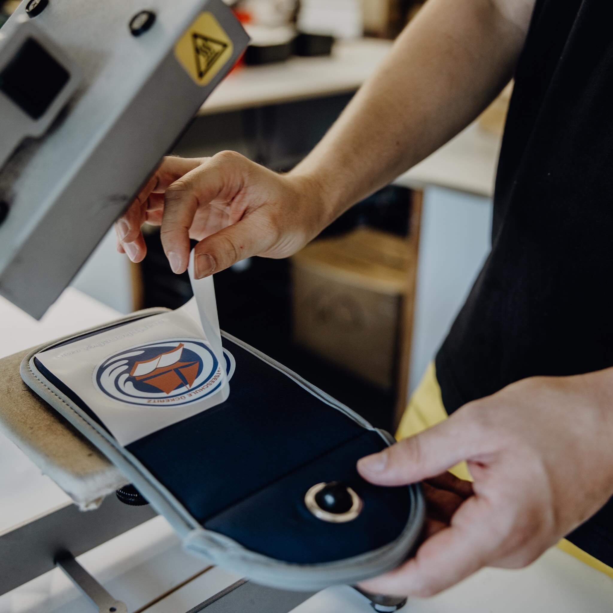 Unkompliziert, schnell & sehr flexibel - mit unserem Team in unserer Manufaktur in Meckenheim bei Bonn sind wir in der Lage täglich hunderte Taschen für Euch zu drucken - ganz gleich ob eine kleine Nachlieferung von 10 Pouches oder ein Großauftrag über mehr als 1.000 Handytaschen, wir beliefern Euch unkompliziert, schnell und sehr flexibel. Euer Team smartphonefrei.com 🌈