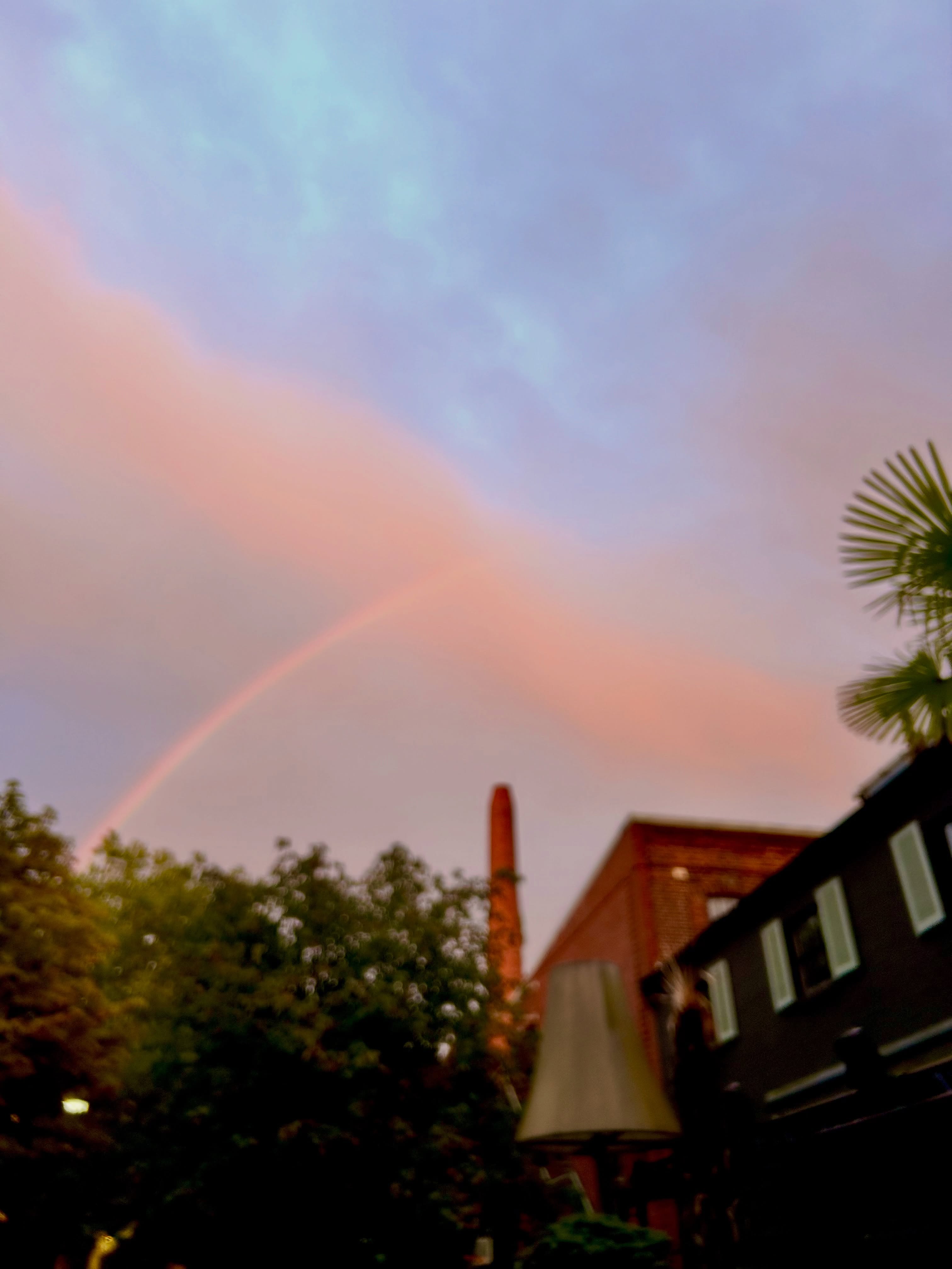 Als ich gestern Abend nach dem heftigen Regen aus der Tür des Studios schaue, sieht es plötzlich aus wie auf einem Gemälde: ein riesiger Regenbogen über dem Borselhof.
Der Himmel noch dunkel vom Regen, die Straßen glänzen im letzten Licht – und darüber dieses unglaubliche Farbenspiel.
·
Last night, after the heavy rain, I looked out of the studio door and suddenly it felt like I was looking at a painting: a huge rainbow stretching over Borselhof.
The sky was still dark from the rain, the streets were glowing in the last light — and above it all, this incredible burst of color.
#regenbogen
#Studiolife
#Drehscheibe
#Wasser
#elemente
