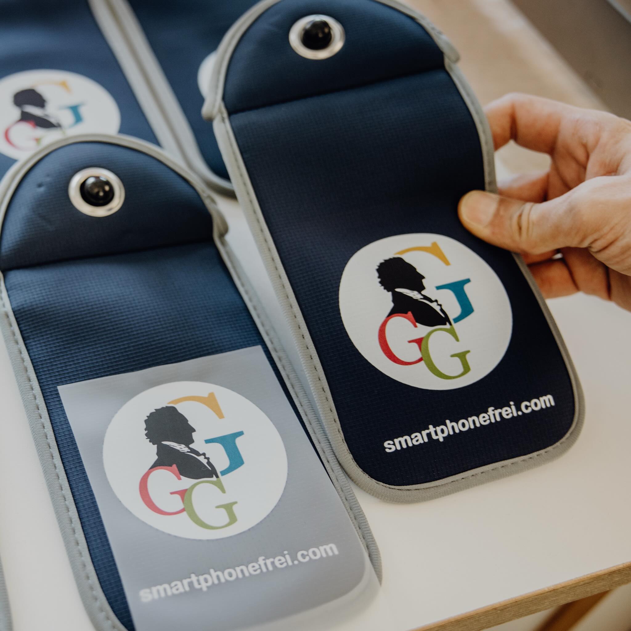 Die „Schuluniform fürs Smartphone“ - wir nennen unsere smartphonefrei.com 🌈 Handytaschen auch Schuluniformen für das Smartphone, denn neben der #digitaldetox während des Schultages, sorgen sie für einen echt coolen Look und tragen durch den bunten Logo-Druck auf den Handytaschen zum Gemeinschaftsgefühl im Sinne einer smartphonefreien Schule bei. Schickt uns gerne eine Anfrage über unser Kontaktformular auf smartphonefrei.com.