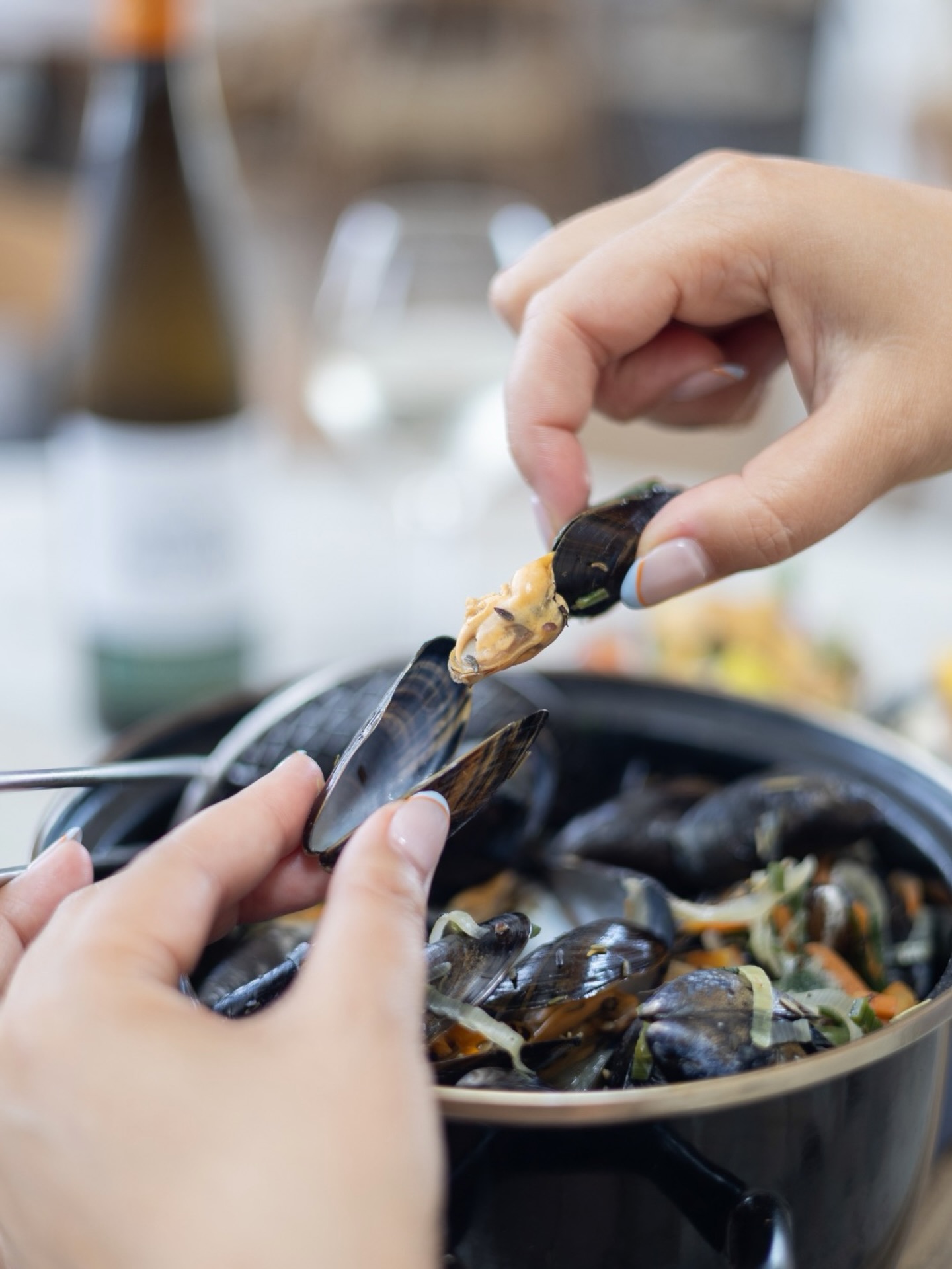 𝗟𝗲𝗸𝗸𝗲𝗿 𝗺𝗼𝘀𝘀𝗲𝗹𝗲𝗻 𝗲𝘁𝗲𝗻
Vandaag hebben we buiten de kaart om weer heerlijke mosselen met een klassieke of oosterse bereiding voor € 25,50.
#strandpaviljoenhargen #hargenaanzee #mosseleneten