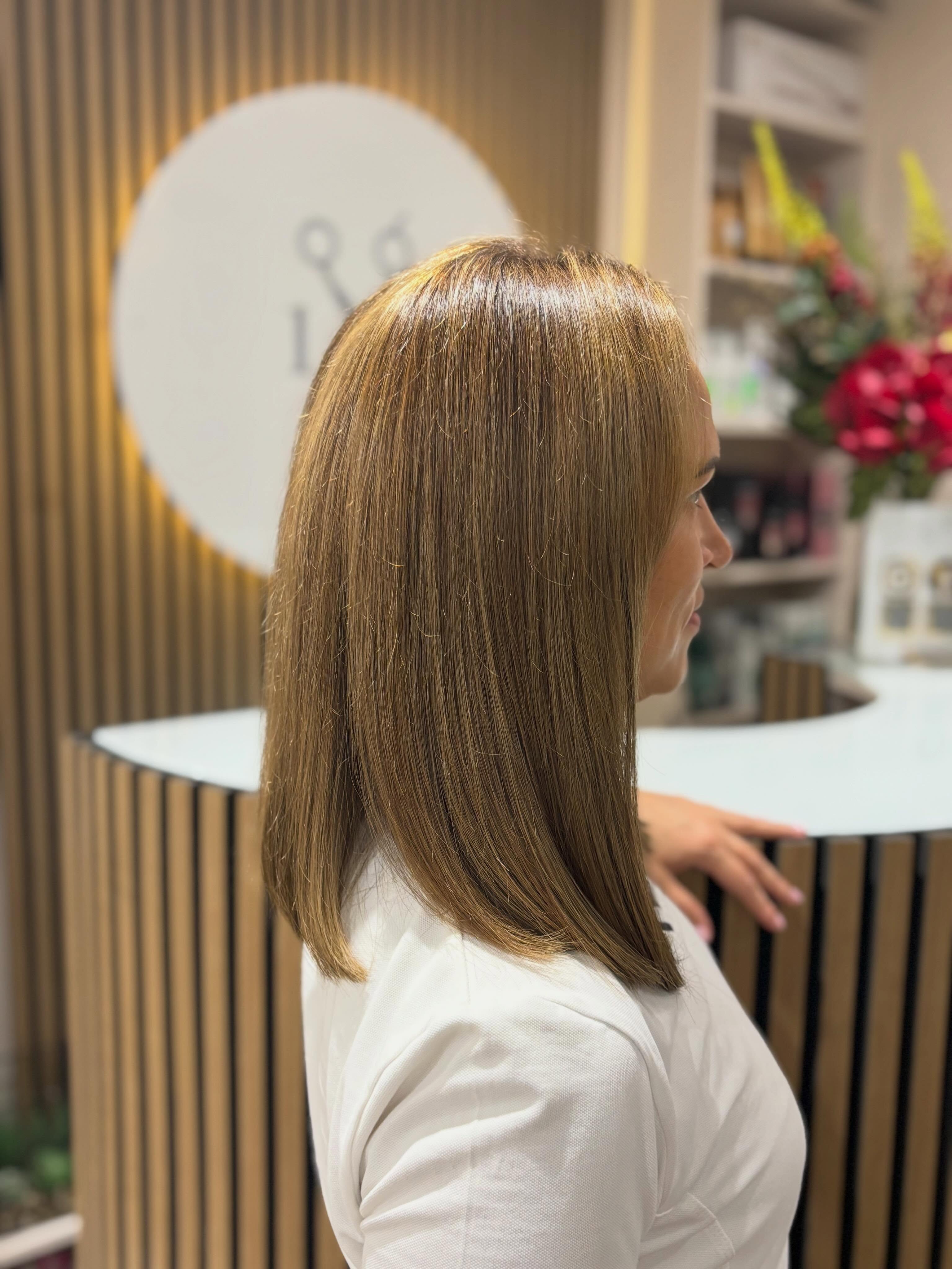 Extension fitting by Alex 🧡
Fitting only 1x pack of Beautyworks brond’mbre nanos, creating more fullness in the sides and back to enhance her clients natural hair and the colour match is amazing!! 😍
Swipe to see the before and afters!! 👉🏻
Book in for your consultation to discuss what type of extensions would be best for you!
#beautyworks #nanoextensions #beautyworkshairextensions