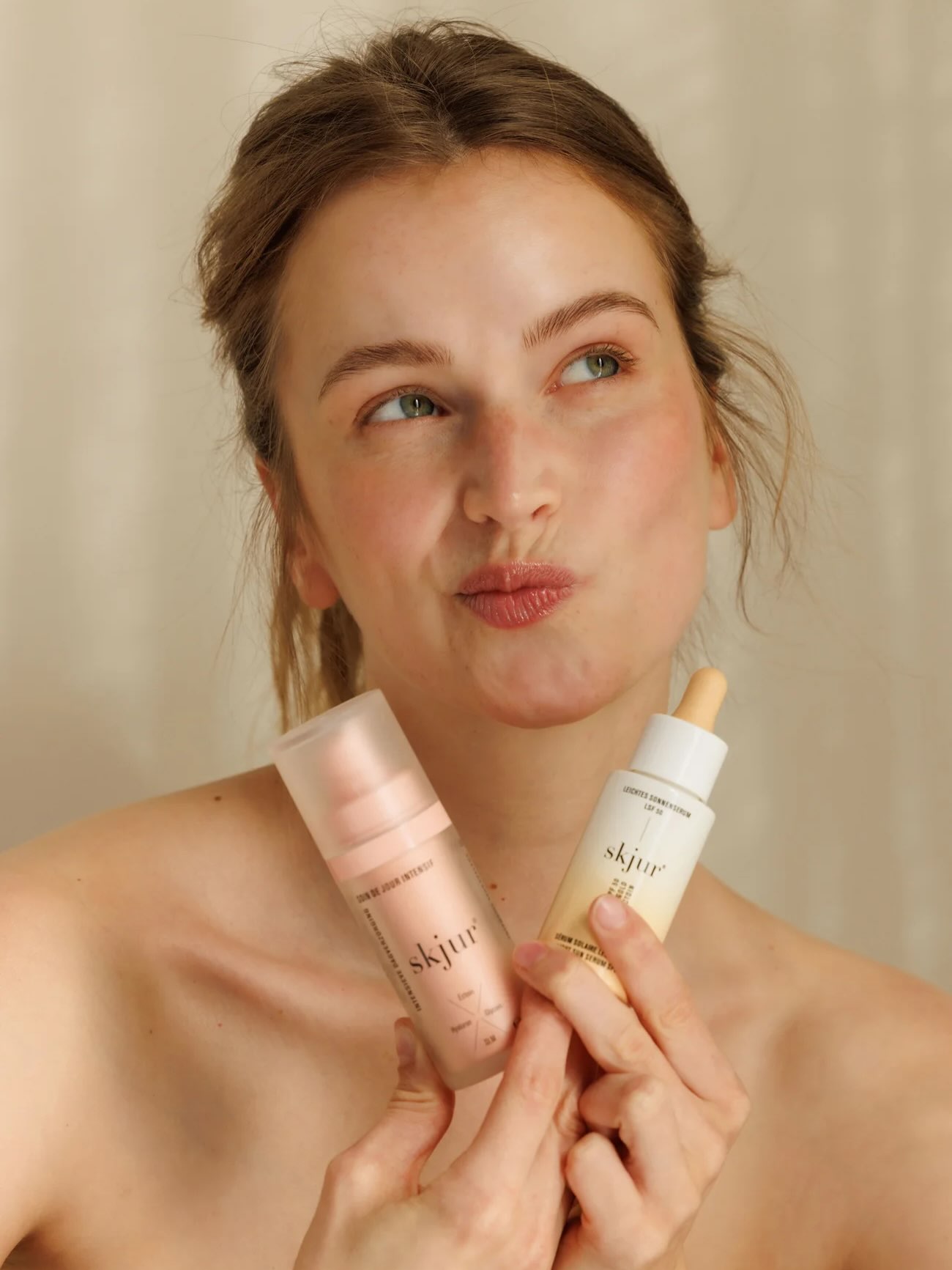 NEU: skincare jetzt im perfekten Set. ✨
Wir haben eure skjur Favoriten neu kombiniert: abgestimmt auf unterschiedliche Routinen und Hautbedürfnisse. Vom Sonnenschutz Set für täglichen Schutz bis zum Repair & Balance Set für einen ebenmäßigeren Teint und intensive Pflege.
Weniger überlegen. Besser kombinieren. Und im Set sparen. 🤍
Jetzt die neuen Sets auf skjur.shop entdecken.
#skjur #hautpflege #skincareroutine #gesichtspflege #skincareset