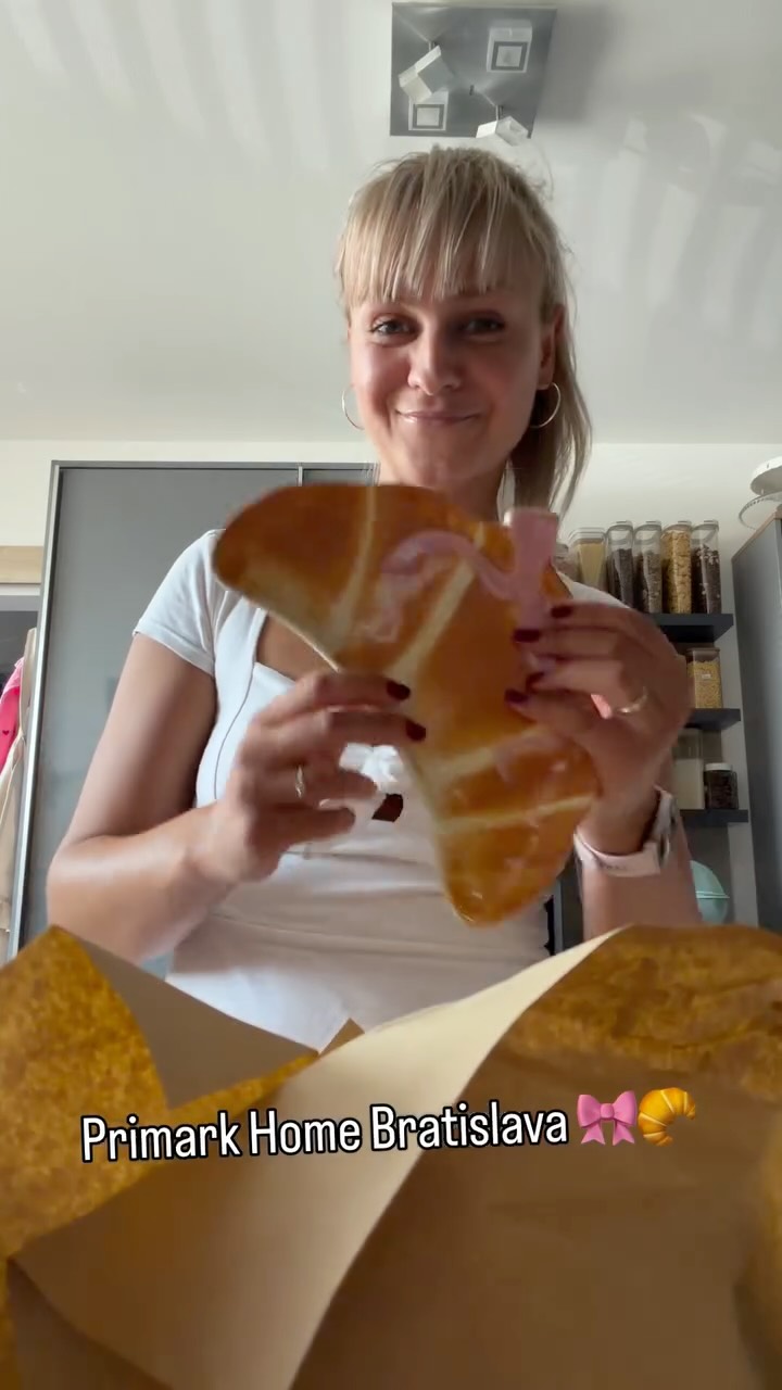 🇸🇰Primark Slovensko, dnes si ma dostal 🎀🥐
Kto ma pozná, vie, že mám obrovskú slabosť na krásny riad a cute keramiku. 🤭 Túto kolekciu mi už dlhšie vyhadzovalo na Instagrame, ale zakaždým, keď som ju hľadala v Primarku v Bratislave, nikde nebola.
No… dnes konečne prišiel ten deň. 😄
Kolekcia dorazila aj na Slovensko a, samozrejme, neodišla som naprázdno. Tie mašličky, croissanty, malé raňajkové detaily… ako som tam toto mala nechať? 🎀🥐
🇬🇧 Primark Slovakia, you got me today 🎀🥐
If you know me, you know I have a serious weakness for beautiful tableware and cute ceramics. 🤭 I’d been seeing this collection all over Instagram for a while, but every time I checked Primark in Bratislava, it was nowhere to be found.
Well… today was the day. 😄
It finally made it to Slovakia and, obviously, I couldn’t leave empty-handed. The bows, the croissants, the little breakfast details… I mean, how could I? 🎀🥐
Please tell me I’m not the only one who gets this excited about tableware. 😄
@primark.home @primark
#primark #primarkhome #cute #collection #tableware