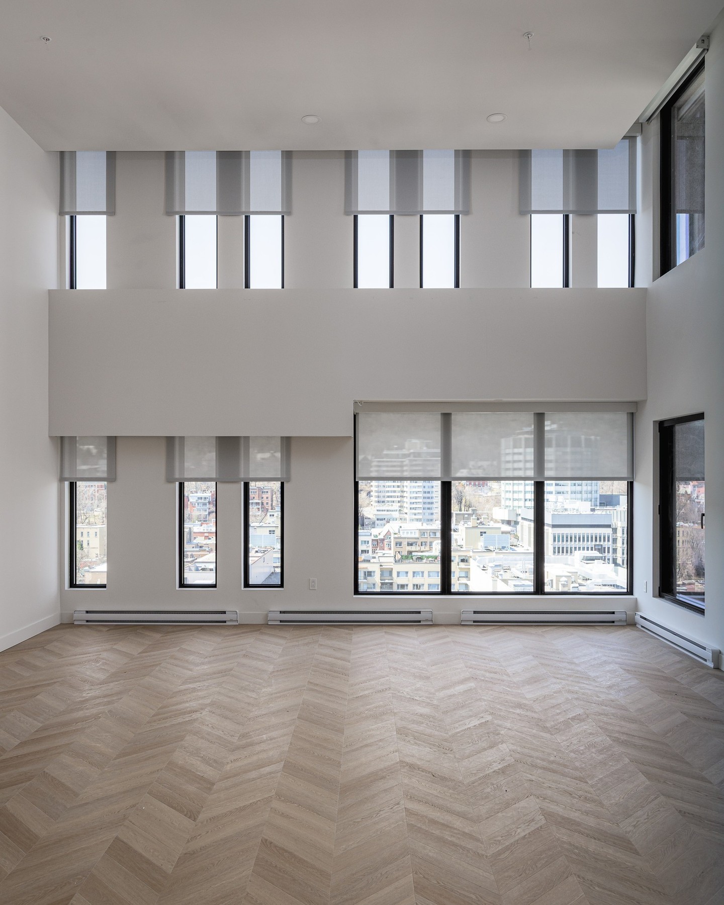 A roller shade on every window across two full storeys — same fabric, same drop, repeated all the way up. Consistency like that doesn't happen by accident ✨
#mtlblinds #rollerblind #montrealliving #modernliving