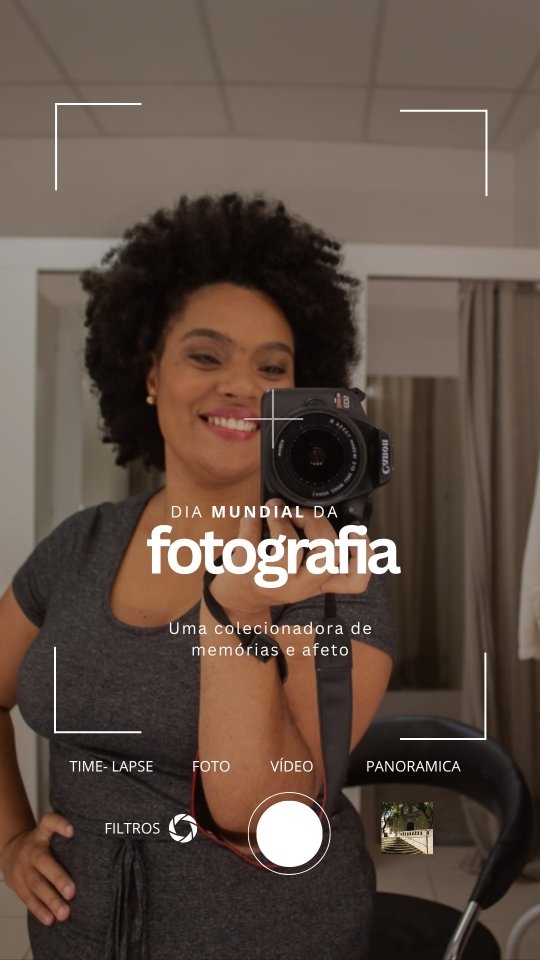 Antes dos livros, já existia uma outra forma de contar histórias por aqui. 📷
Em 2016, aquilo que era uma paixão virou profissão: comecei a fotografar famílias e descobri que fotografar nunca foi apenas sobre apertar um botão, era sobre observar.
O abraço que durou dois segundos.
A mão que ajeita o cabelo.
A gargalhada que ninguém planejou.
O jeito que alguém olha para quem ama.
Porque uma fotografia boa não guarda só uma imagem, guarda um pedaço de uma história.
E foi trabalhando com famílias que entendi o quanto nossas memórias são preciosas. Por isso, sempre acreditei que algumas fotografias merecem sair da tela e ganhar papel, álbum, caixa de memórias. Um lugar onde possam ser revisitadas muitos anos depois.
Talvez vocês que chegaram mais recentemente por aqui nem saibam, mas essa fotógrafa ainda mora em mim. Pois, quando falo de livros, também falo de memória. Quando escrevo, tento guardar uma sensação. Quando fotografo, preservo um instante.
No fundo, acho que continuo fazendo a mesma coisa: colecionando histórias.
Hoje, no Dia da Fotografia, quis apresentar essa parte da Mih que talvez vocês ainda não conhecessem. A leitora, escritora, criadora de conteúdo e fotógrafa apaixonada por pessoas e pelas histórias que elas carregam.
Porque, no fim, talvez eu tenha passado a vida inteira procurando maneiras de guardar aquilo que merece ser lembrado.
E você? Tem alguma fotografia que guarda uma história que nunca quer esquecer? ❤️
#DiaDaFotografia #Fotografia #Memórias #EnsaiosDaNega