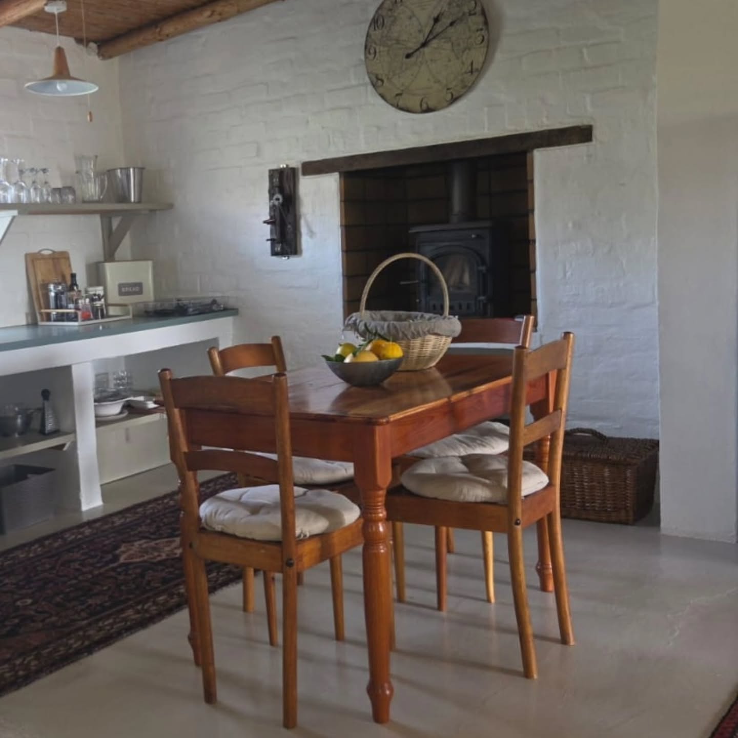 Gather around. There’s time for that.
Cook together. Eat together. Talk a little longer.
Because sometimes the best part of a getaway is simply having time to enjoy each other. 🤍
#FarmStay #route62 #KleinKaroo #Montagu #KleinNektar