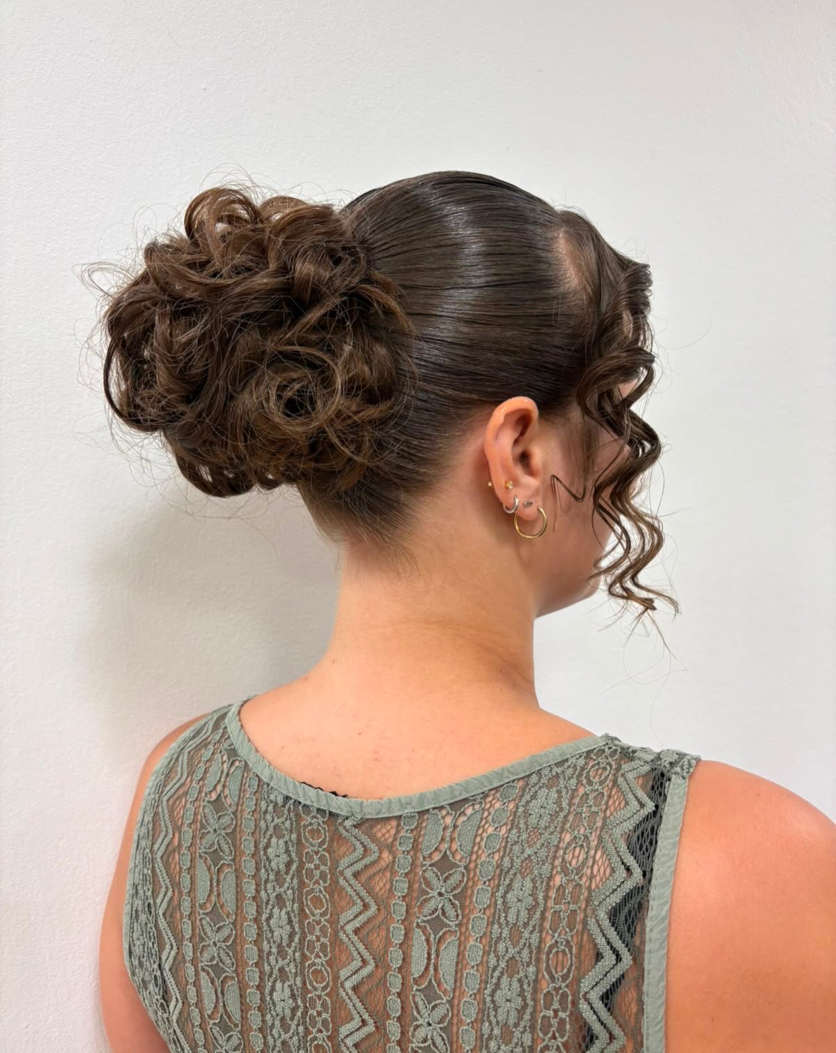 Pour vos soirées et événements, laissez-vous séduire par nos chignons et coiffures de fête, élégants, raffinés et parfaitement adaptés à votre style. 💫
Que vous souhaitiez un look glamour, romantique ou sophistiqué, nous créons la coiffure qui vous fera briller. 🤍
📅 Réservez votre rendez-vous dès maintenant et préparez-vous à être sublime !
💇🏻♀️Par: Analiza
📍Ryanhair Ingeldorf
#coiffure #chignoninvitée #luxembourg