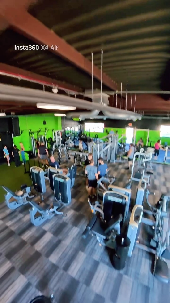 Putting in hard work in a Monday sets you up for success the rest of the week. Mondays only suck if you let them. #monday #gym #elburnil #fitness #workout