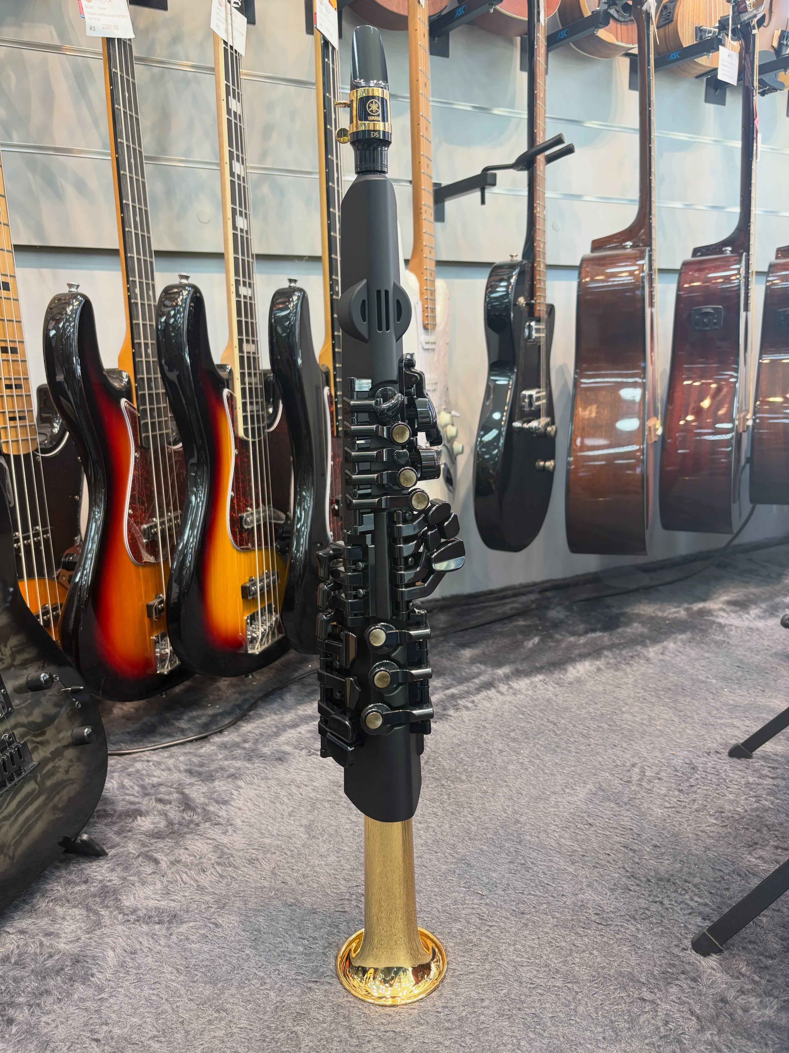 YAMAHA YDS-150 | A experiência do saxofone em uma nova dimensão
O Yamaha YDS-150 combina a sensação de tocar um saxofone acústico com toda a versatilidade da tecnologia digital. Seu exclusivo Integrated Bell Acoustic System utiliza uma campana de latão e proporciona uma resposta mais natural e envolvente durante a execução.
Com 73 timbres, sendo 56 vozes de saxofone, é possível explorar sons de soprano, alto, tenor e barítono, além de outras sonoridades para diferentes estilos musicais.
✅ Digitação semelhante à de um saxofone acústico
✅ 56 timbres de sax + 17 outros sons
✅ Controle de volume em 15 níveis
✅ Saída para fones de ouvido
✅ Tecnologia Yamaha AWM Sampling
✅ Campana em latão com acabamento dourado
✅ Apenas 1 kg, sem as pilhas
✅ Bag para transporte
Ideal para estudo, prática silenciosa, músicos de palco, saxofonistas experientes ou quem deseja explorar o instrumento com muito mais possibilidades sonoras.
📦 Disponível à pronta entrega na Carioca Instrumentos Musicais.
Venha conhecer e experimentar o Yamaha YDS-150!
#Yamaha #YDS150 #Saxofone #CariocaInstrumentosMusicais #Manaus