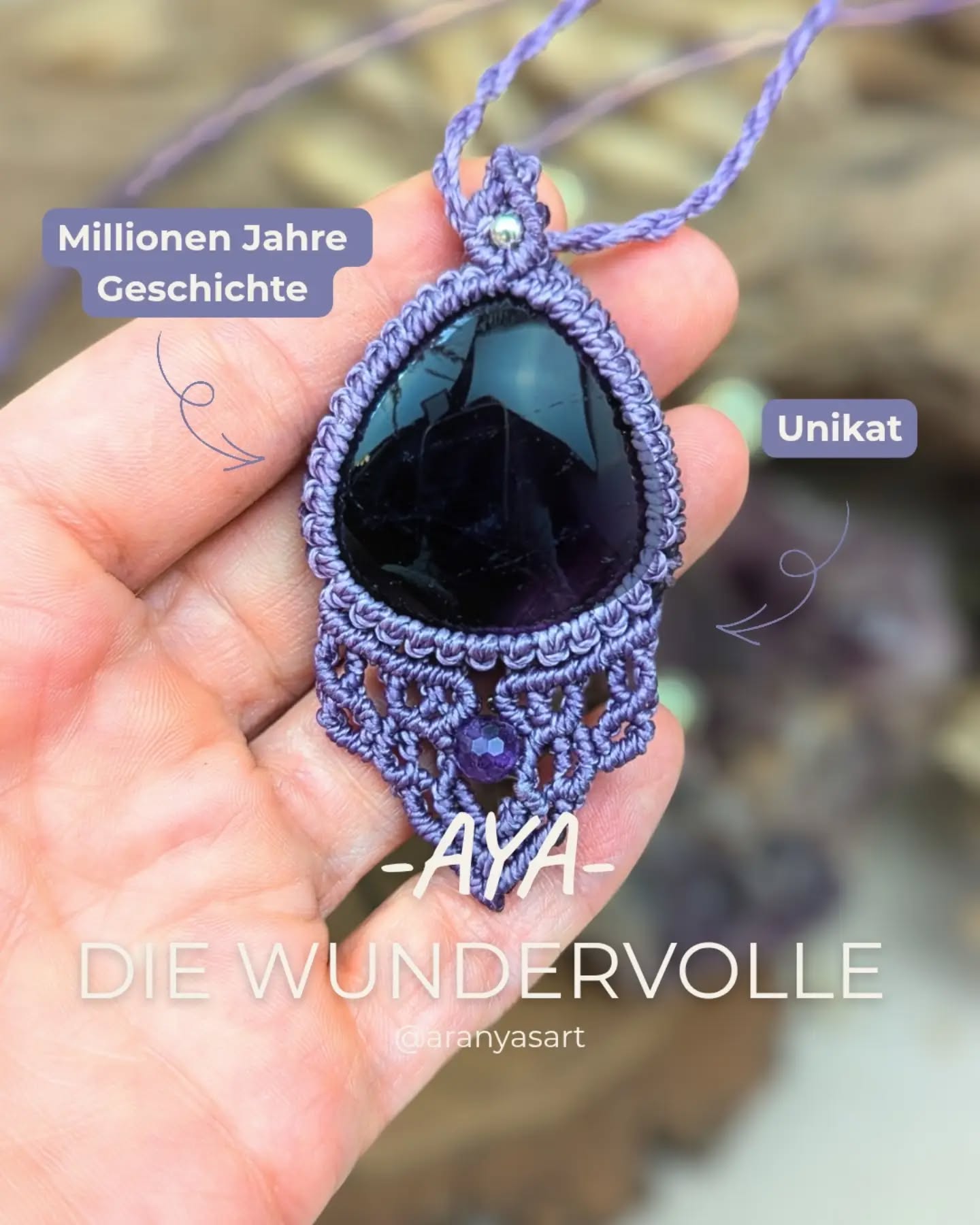 💜 Das Warten hat ein Ende... Makramee Kette mit Amethyst 💜✨
Ich freue mich riesig, euch heute endlich AYA vorstellen zu dürfen.
In den letzten Tagen habt ihr die Geschichte des Amethysts begleitet – von seiner Entstehung tief im Inneren der Erde bis zu seiner Reise in meine kleine Werkstatt. Heute darf ich euch zeigen, was daraus geworden ist.
AYA – „Die Wundervolle“ 💜
Ein Schmuckstück, das Millionen Jahre Erdgeschichte und viele Stunden liebevoller Handarbeit in sich vereint.
Der Mittelpunkt ist ein echter Amethyst, den ich in zartem Amethyst Lila von Hand mit hochwertigem, farbechtem und wasserfestem Makrameegarn eingefasst habe.
Die kleine facettierte Amethyst-Perle und feine Edelstahlelemente runden das Design harmonisch ab.
Durch den Schiebeverschluss lässt sich die Kette ganz individuell tragen.
Was AYA für mich so besonders macht?
Nicht ihre Perfektion.
Sondern ihre Geschichte.
Der Amethyst entstand vor Millionen von Jahren und wurde fair & umweltschonend in Namibia abgebaut (Händler versprechen).
Diesem wundervollen Stein durfte ich mit jedem einzelnen Knoten ein neues Zuhause schenken.
Sie ist ein echtes Unikat – genau dieses Schmuckstück gibt es nur ein einziges Mal.
Traditionell wird der Amethyst mit innerer Ruhe, Klarheit und Gelassenheit verbunden. Viele schätzen ihn außerdem als Geburtsstein des Monats Februar und als besonderen Begleiter im Alltag.
📖 Wenn du noch mehr über seine faszinierende Entstehung, Herkunft und Bedeutung erfahren möchtest, findest du auf meinem Blog einen ausführlichen Beitrag dazu.
✨AYA ist ab dem 24.08.2026 im Shop erhältlich.
Mich würde interessieren:
Was hat dich an AYA als Erstes angesprochen – ihre Farbe, ihre Geschichte oder ihre Bedeutung? 💜
Herzliche Grüße und speichere dir diesen Beitrag wenn du dir AYA im Shop sichern möchtest.😊💜