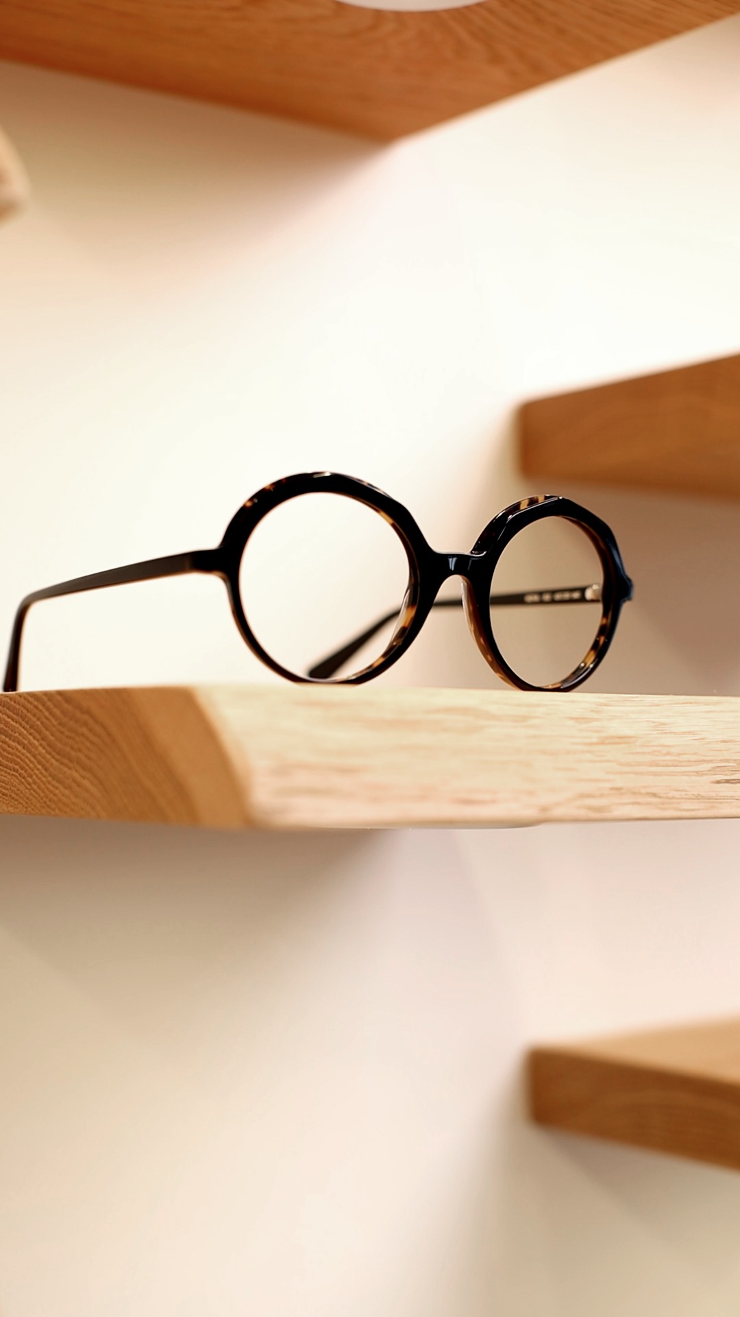 Il design che si indossa ogni giornoRes Rei interpreta l'occhiale come un oggetto di stile: form....