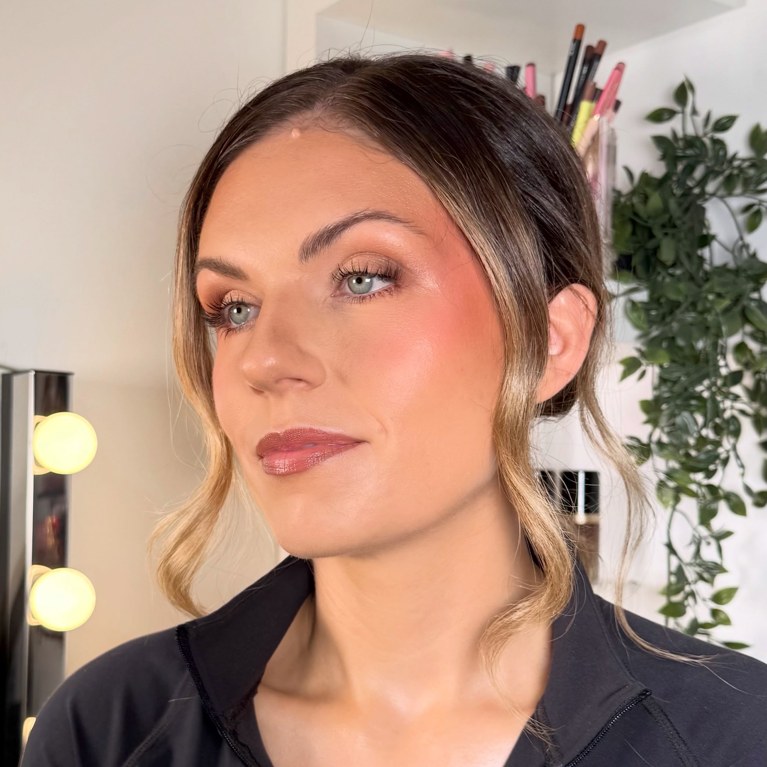 Warm tones, glowing skin & softly defined eyes ✨🤎
📲 Tap the "book now" tab on my profile to secure your appointment
💌 Bridal enquiries - livhaleymakeup@outlook.com
#softglamlook #softglammakeuplook #southwalesmakeupartist #southwalesmakeup #southwalesmua