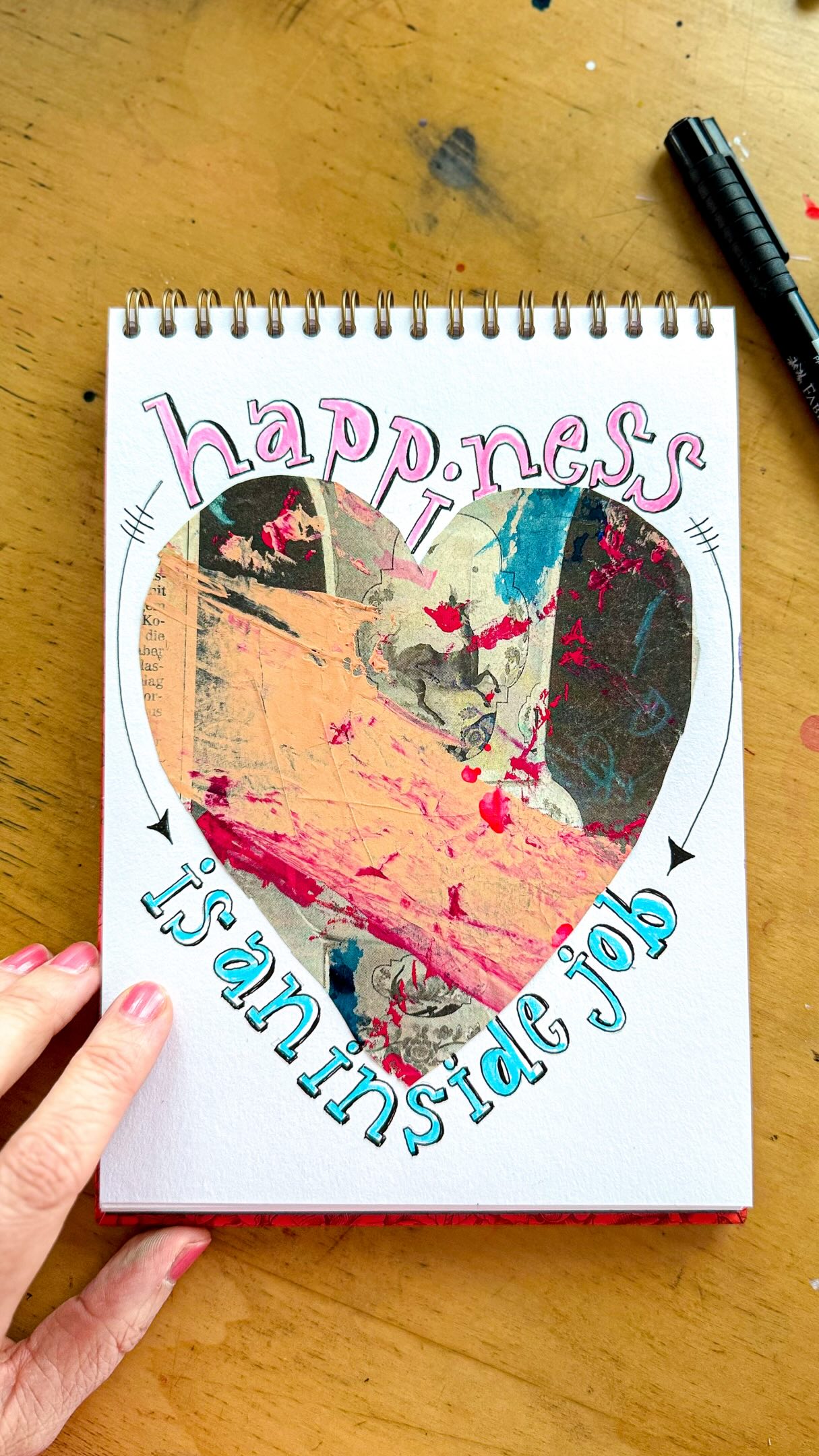 ☀️ Ein Herz aus Zeitungspapier, intuitiv bemalt, ergänzt durch ein Handlettering 💜
#letterlove #happiness❤️
Kalligraphie | Lettering | Illustration | Schriftkunst | Auftragsarbeiten | Kreative Feiern & Workshops | Hannover
HANDLETTERING
MIXED MEDIA
HAPPINESS