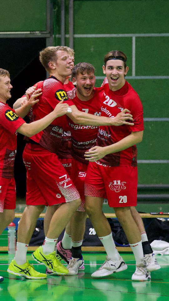 Einige Highlights aus dem gelungenen CUP Auftaktssieg gegen den @sc_siggenthal 🎥
#tvsolothurn #handballschweiz #handball #heimsieg #balonmano