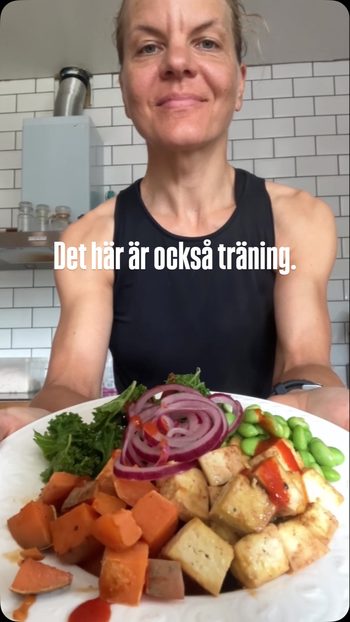 Kosten, ditt bästa träningsredskap?
I höst håller jag kursen Kost för dig som tränar på Medis. Under fyra träffar reder vi ut vad kroppen behöver för att du ska ha energi, återhämta dig bra och få bättre resultat av träningen.
Vi blandar kortare teoridelar med diskussioner, konkreta exempel och praktiska övningar.
Sista träffen flyttar vi in i undervisningsköket och gör enkla mellanmål och snacks som passar en aktiv vardag.
Du behöver inte vara elitidrottare. Du behöver egentligen bara träna och vara nyfiken på hur kosten kan bli ditt bästa träningsredskap!
📅 4 tisdagar med start 22 september
📍 Medis
👉 Anmäl dig via Medis hemsida:
🌐 www.medis.ax, sök under Hälsa & Friskvård
Tipsa gärna en träningskompis du tror skulle gilla kursen 🙌