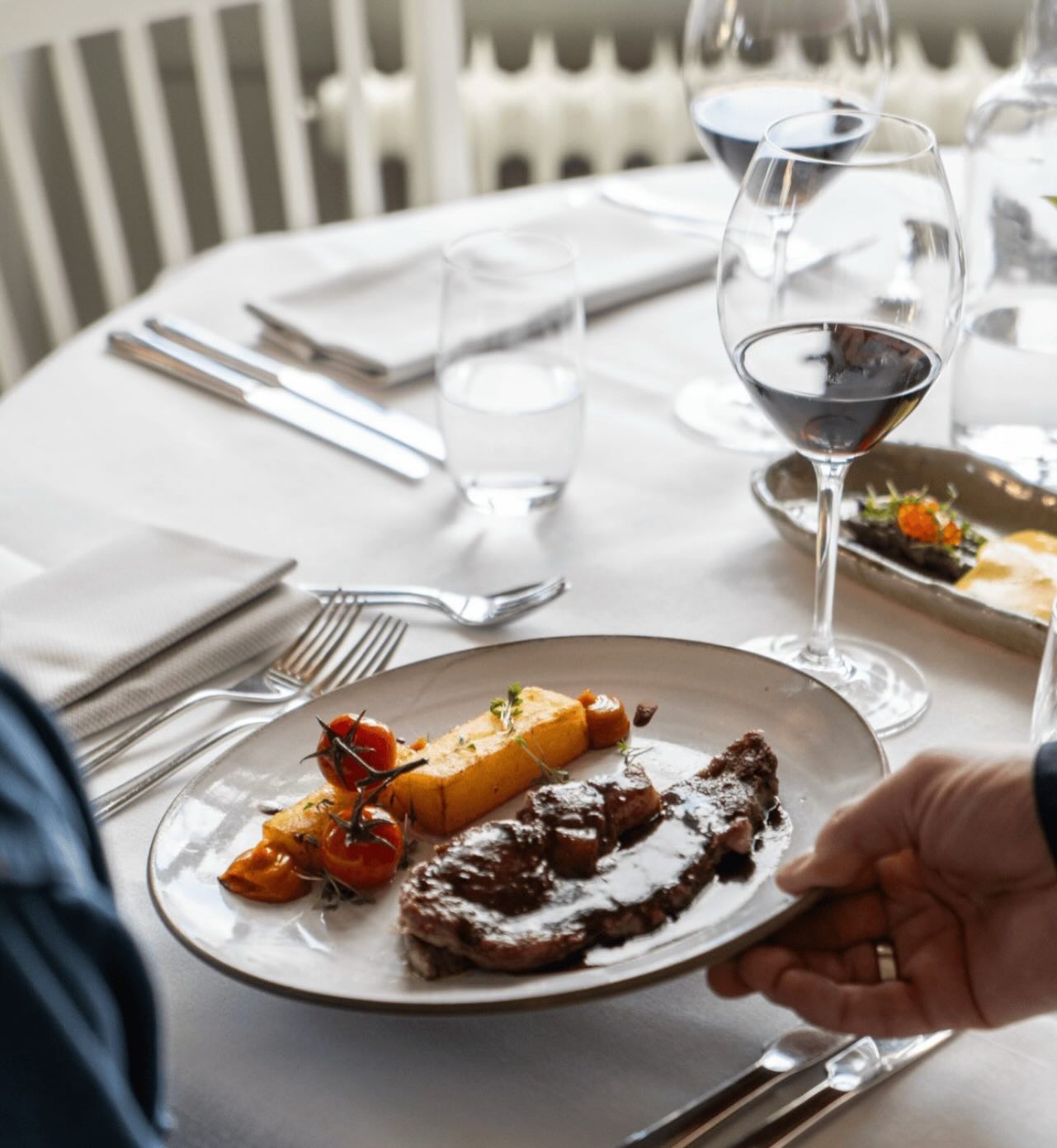Stadshotell ❤️🇫🇷🍷Fredagar!
Från idag kör vi franska fredagar på Stadshotellet - då serveras en extra härlig dagens inkl ett glas vin / öl / mineralvatten.
Idag Steak Minute, pommes, tryffelmajonäs, rödvinssky, örtsallad och gott franskt i glaset, 250 kr. Varmt välkommen att börja helgen hos oss! 🇫🇷❤️🍷