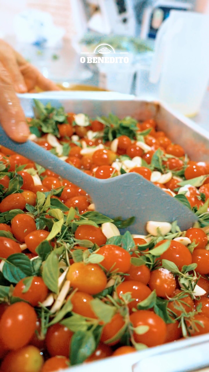 Nosso tomate confit é produzido com tomates cereja confitados em azeite extravirgem e ervas frescas, preparados para acompanhar perfeitamente nossas focaccias e grissinis.
E tem um detalhe que faz toda a diferença; as ervas aromáticas são colhidas em nossa horta, garantindo mais frescor, qualidade e procedência no preparo.
Venha nos fazer uma visita ou faça seu pedido através do link na bio.