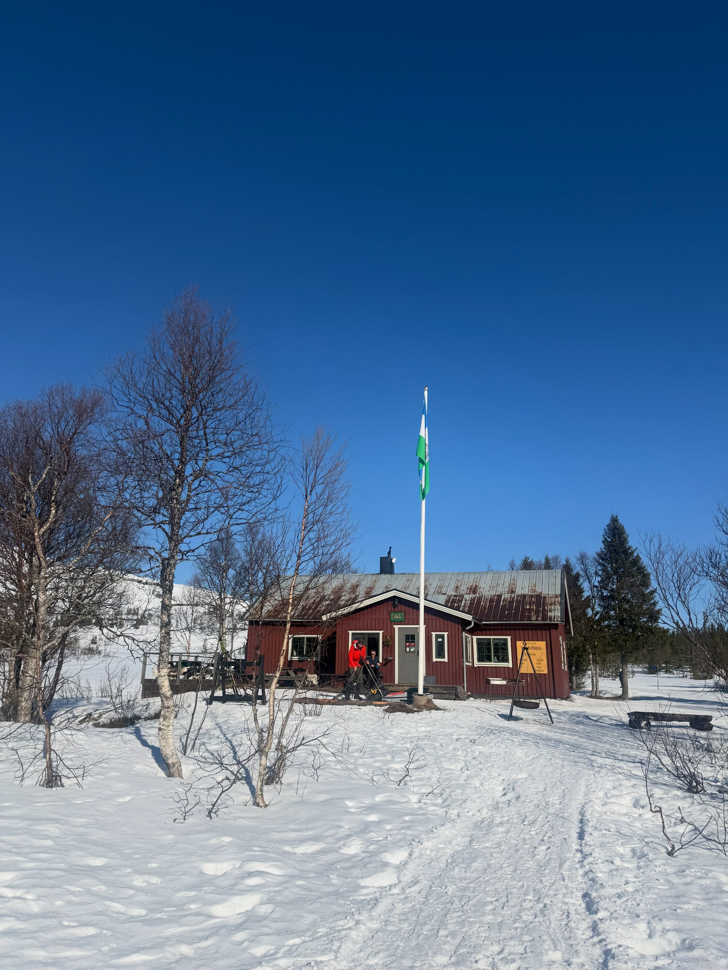 Vill du jobba med oss på Lillåstugan?
Ett våffelbruk i Ullådalen med anor från 1933, som har varit en populär mötesplats för besökare i Åre i över 90 år.
Vi söker dig som;
- Vill jobba dagtid ca 75% (ca 120-130 tim/månad) under perioden 18 december - april
- Har en genuin känsla för service och möten med människor.
- Har erfarenhet från café, restaurang eller kök, för all del alla tre går bra.
- Är trygg i att ta eget ansvar.
- Tycker om att gå, skida eller glida över fjället till jobbet i alla väder Åre bjuder på.
- Skrattar mycket och har samma humor som vi andra.
Kontakta:
Sandra Skarne
0708-809804
Sandraskarne@gmail.com
https://www.lillastugan.se/