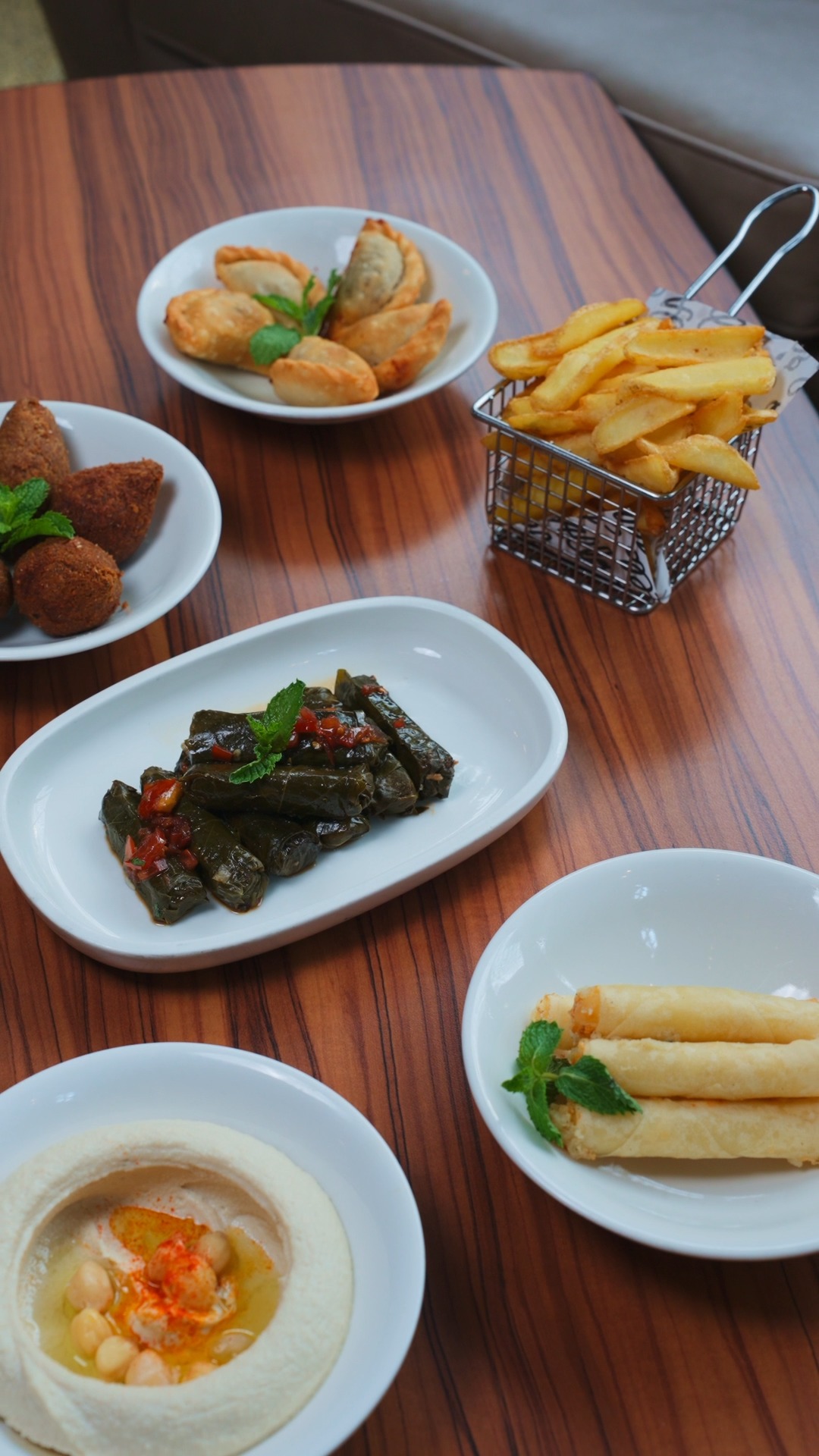 Good food, good mood. 🤤
📍UAE: Dubai | Abu Dhabi | R.A.K | Sharjah
📍K.S.A: Riyadh | Dammam | Jeddah
📍Bahrain: Manama
📍Oman: Muscat
📍Iraq: Baghdad
ALLO DELIVERY… ALLO EVERYDAY
#allobeirutuae #lebanesefood