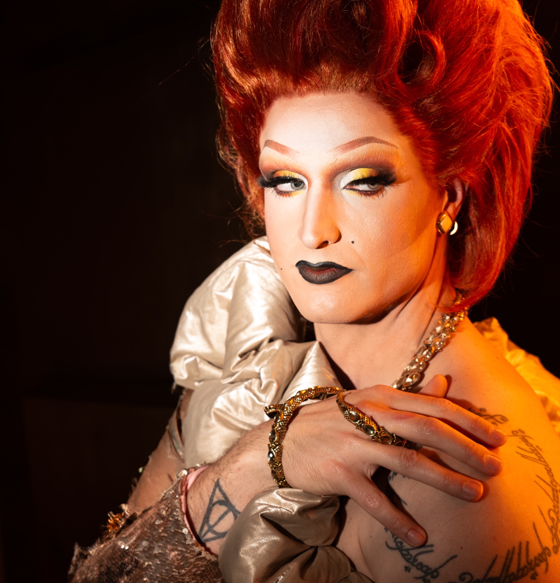 Fell apart to rise higher. A little rest.
A little distance. Met my demons and survived.
And apparently, all it takes to wake me from hibernation is a little reminder:
One Ring to rule them all. To find them and in the darkness bind them.
Summer break is over.Time to get back to work.
#OdetteHellaGrand #SwissDrag #DragArt #LOTR #Awakening