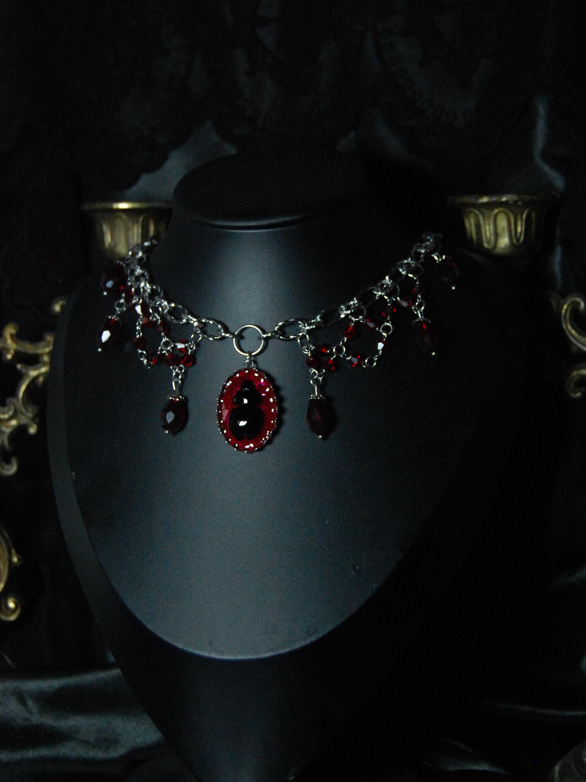 𝕾𝖈𝖆𝖗𝖆𝖇𝖊𝖚𝖘 𝕿𝖊𝖓𝖊𝖇𝖗𝖆𝖊
Collier dentelle de perles en verre facettées rouge orné d’un scarabée noir🖤🪲
Source éthique🌿
Adopté🖤
✥
Bijoux curiosités faits main, bijoux insectes, scarabée, bijoux victorien gothique, entomologie, cabinets de curiosités